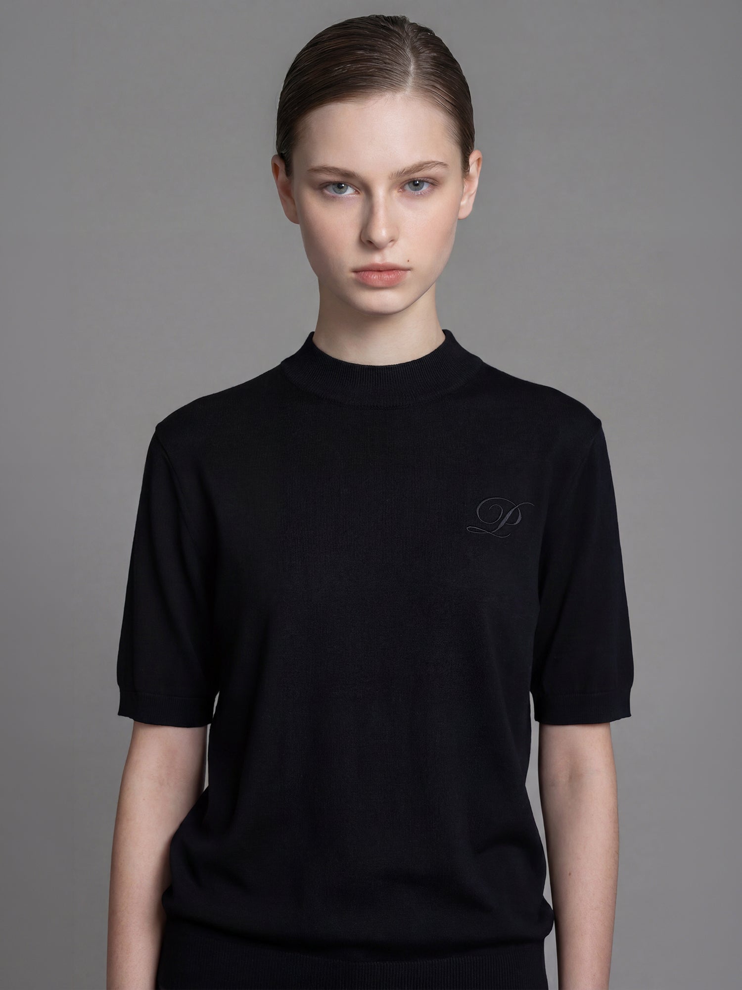 CLASSIC BLACK SHORT-SLEEVE KNIT TOP