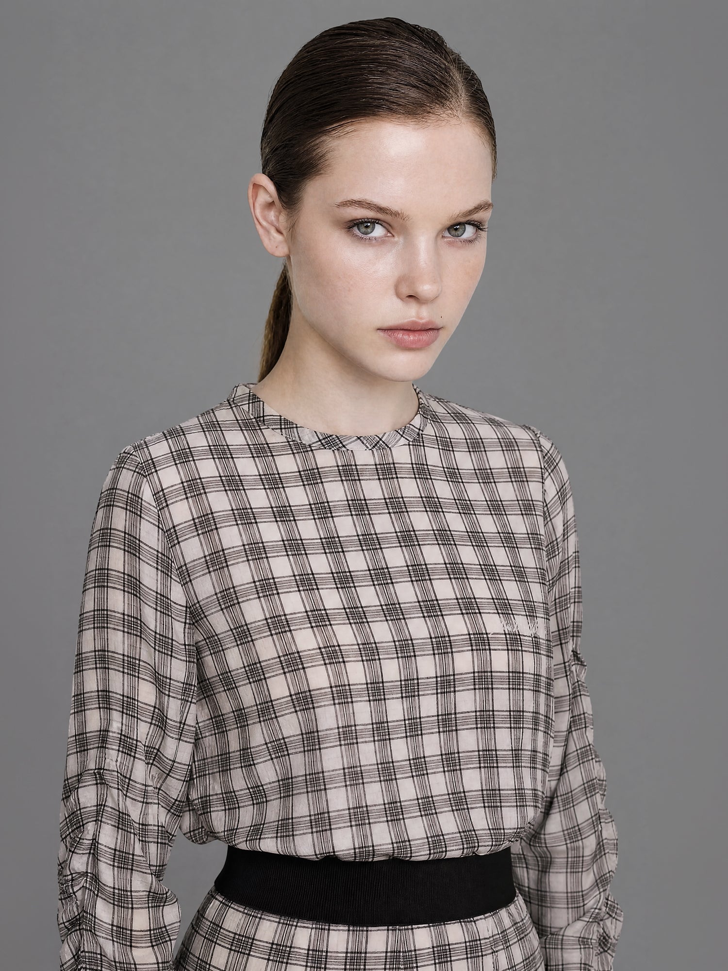 CLASSIC BLACK/WARM BRICK RED PLAID LONG-SLEEVE TOP