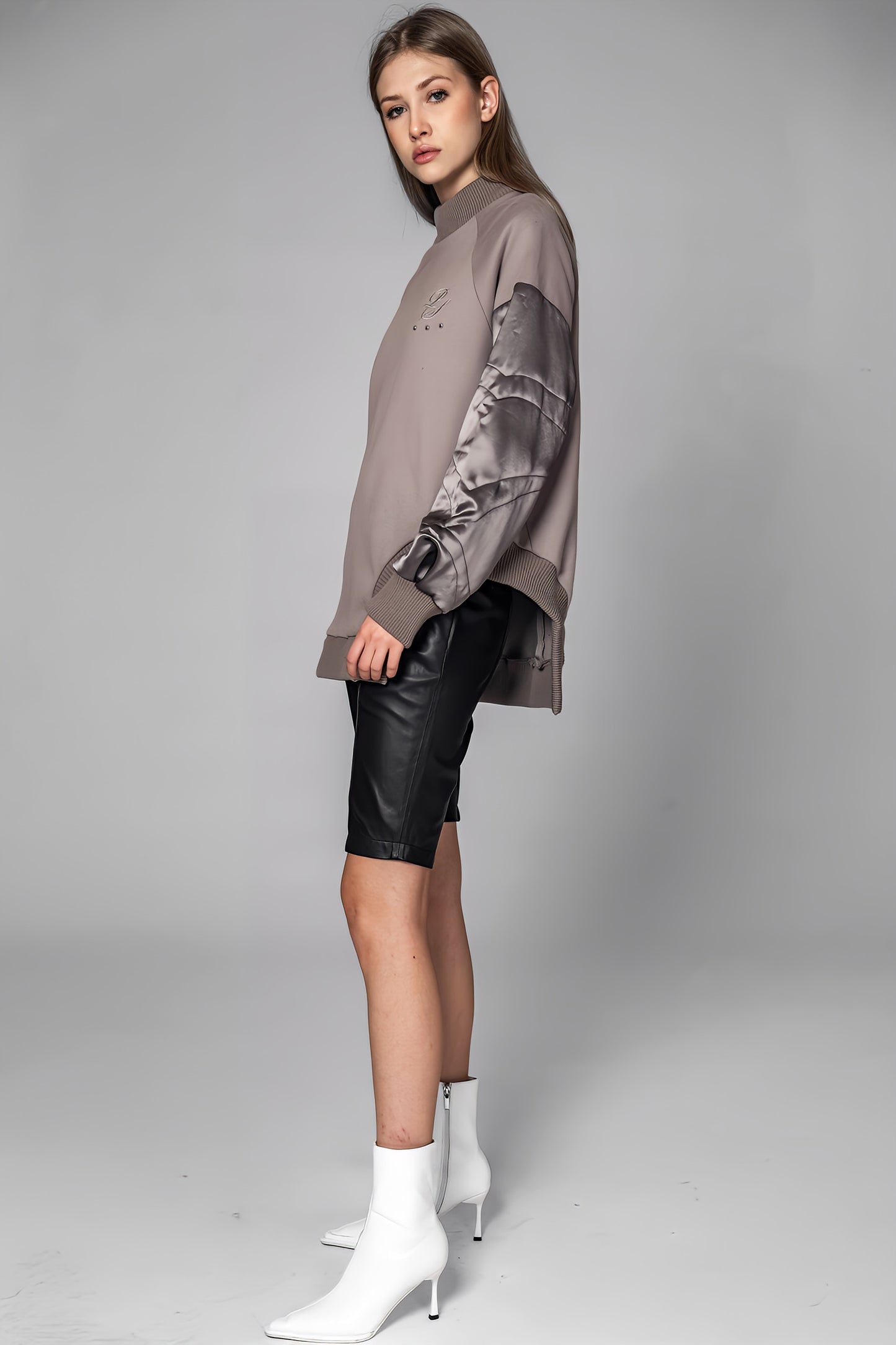 
                  
                    GRAY/DARK RED WOOL-PANELED ASYMMETRICAL T-SHIRT
                  
                