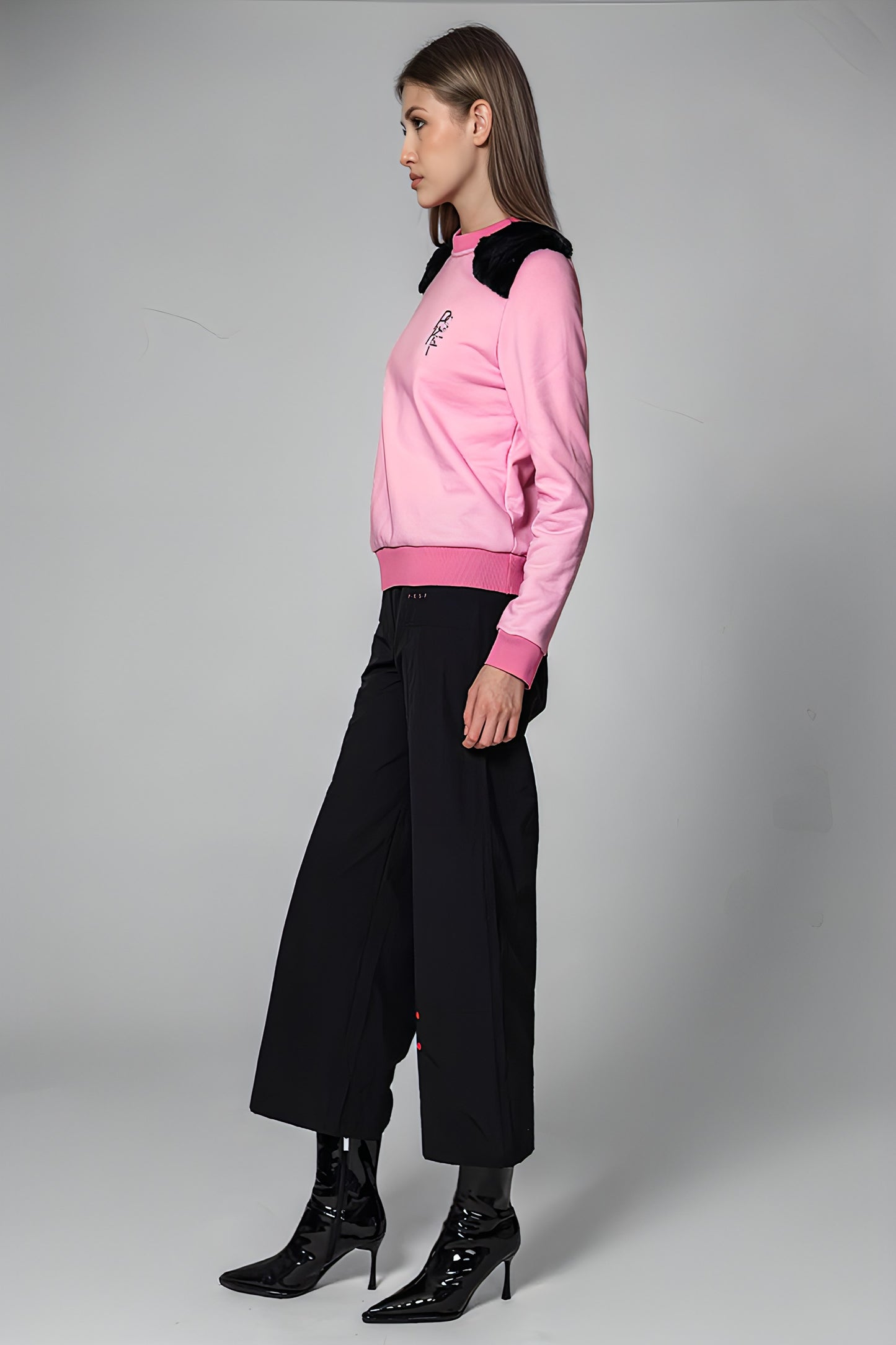 
                  
                    GRAY/PINK RABBIT HAIR PATCH LONG-SLEEVE TEE
                  
                