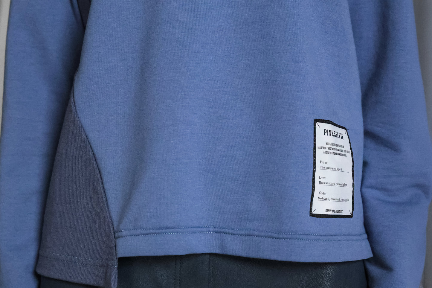 
                  
                    BLUE/BLACK RIBBED PANEL LONG-SLEEVE SWEATSHIRT
                  
                