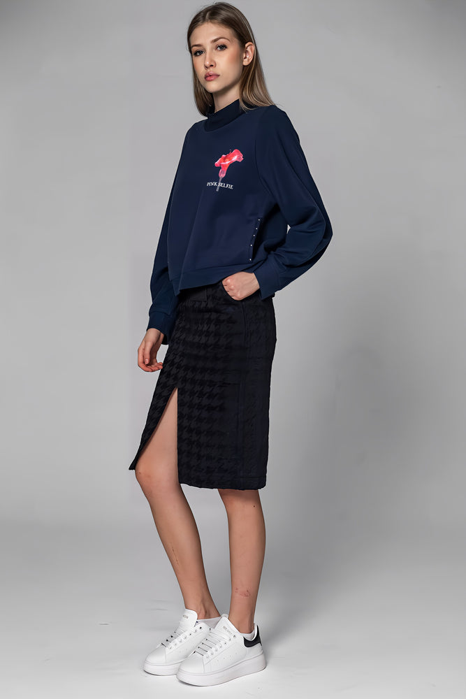 
                  
                    DARK BLUE FLAME LILY PRINT LONG-SLEEVE SWEATSHIRT
                  
                