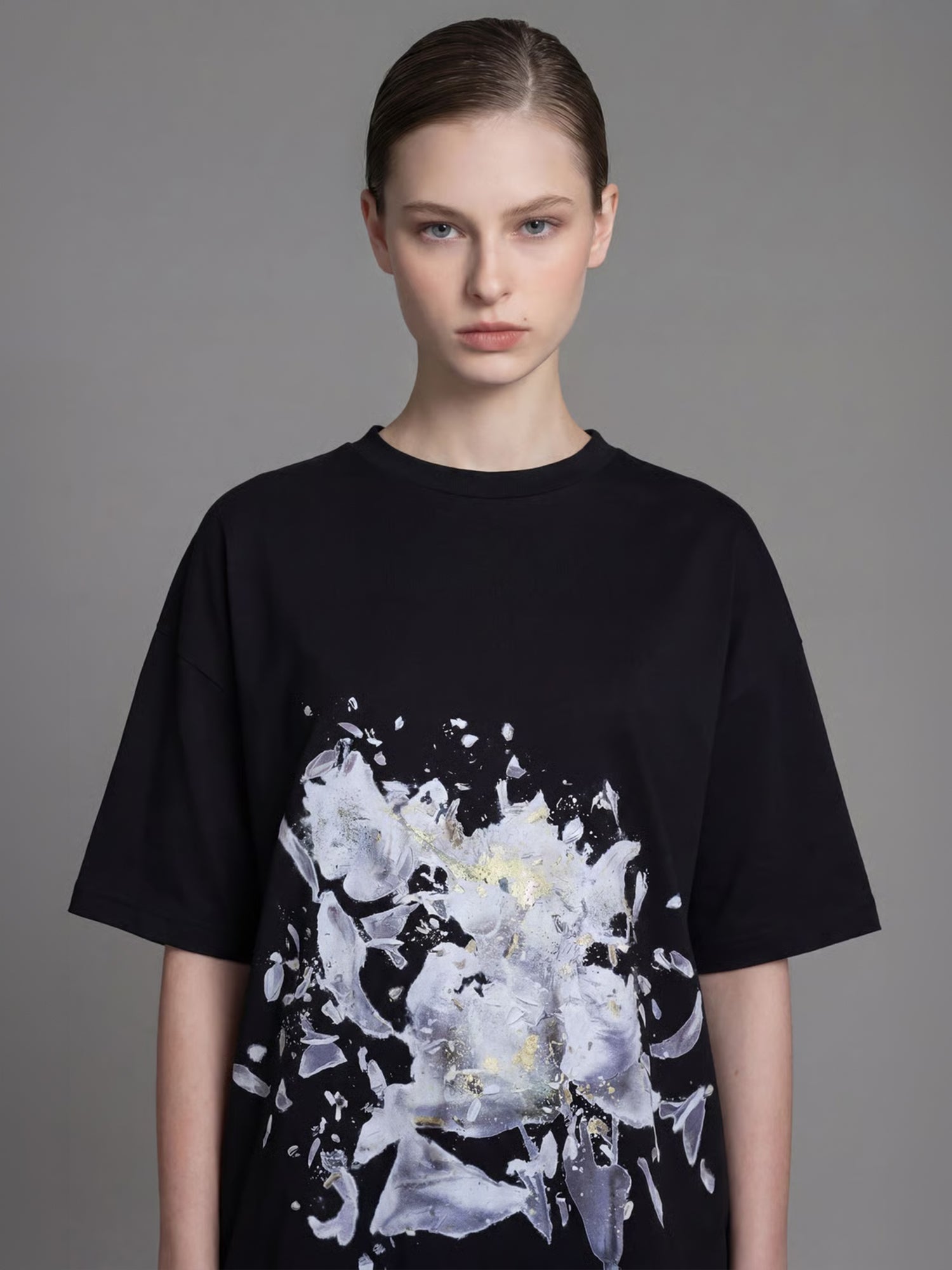 CLASSIC BLACK / ICE BLUE BROKEN FLOWER PRINT T-SHIRT