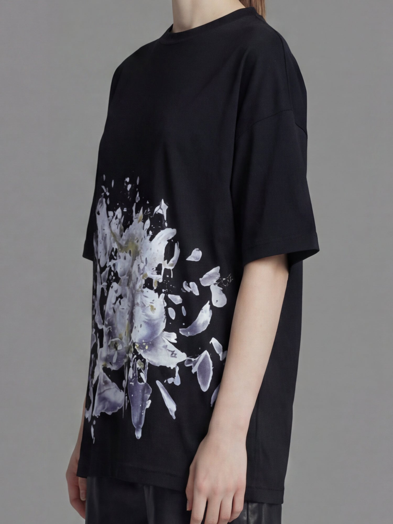 CLASSIC BLACK / ICE BLUE BROKEN FLOWER PRINT T-SHIRT