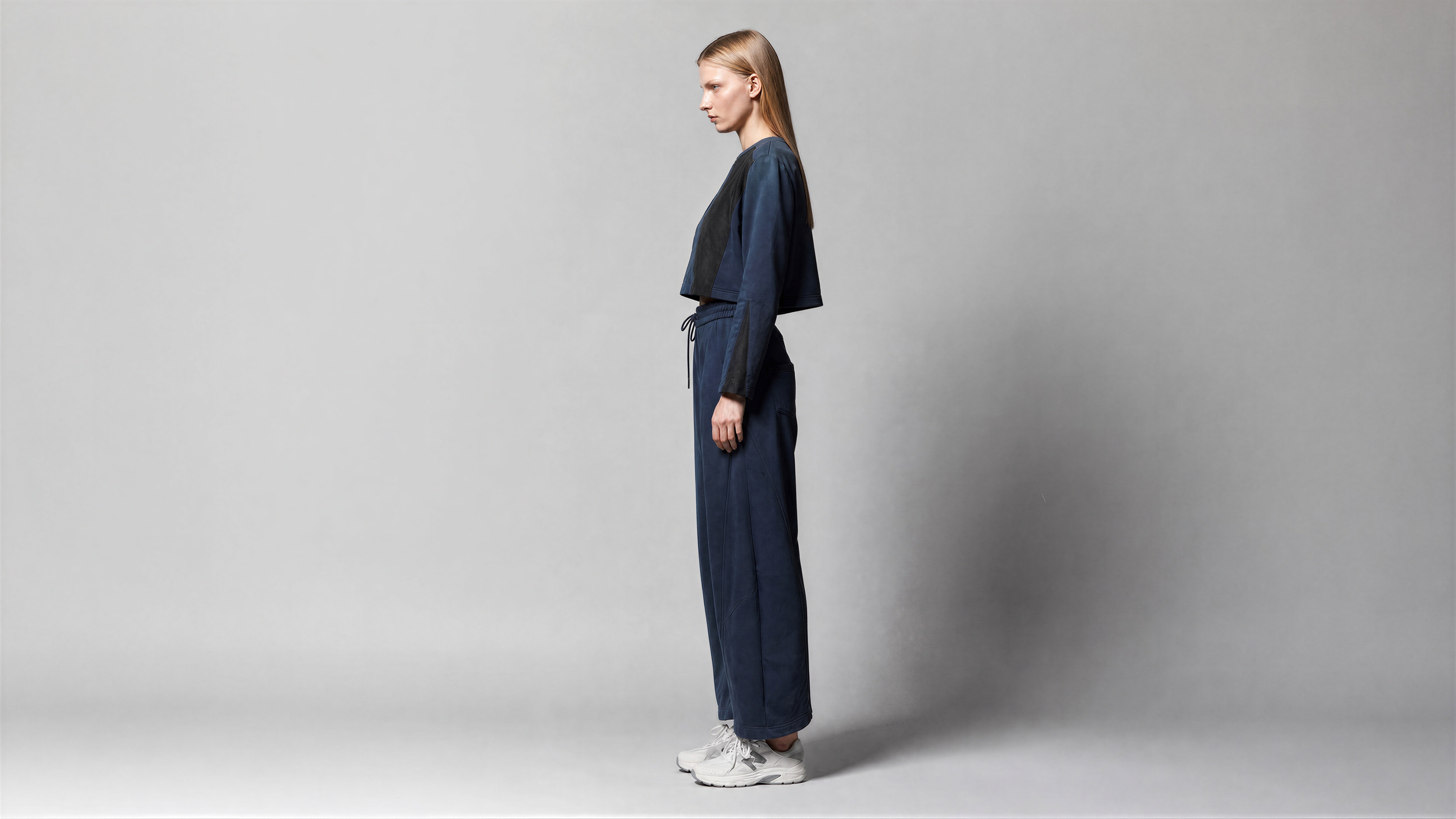<tc>冷岩灰/海軍藍 印花短版長袖上衣</tc>