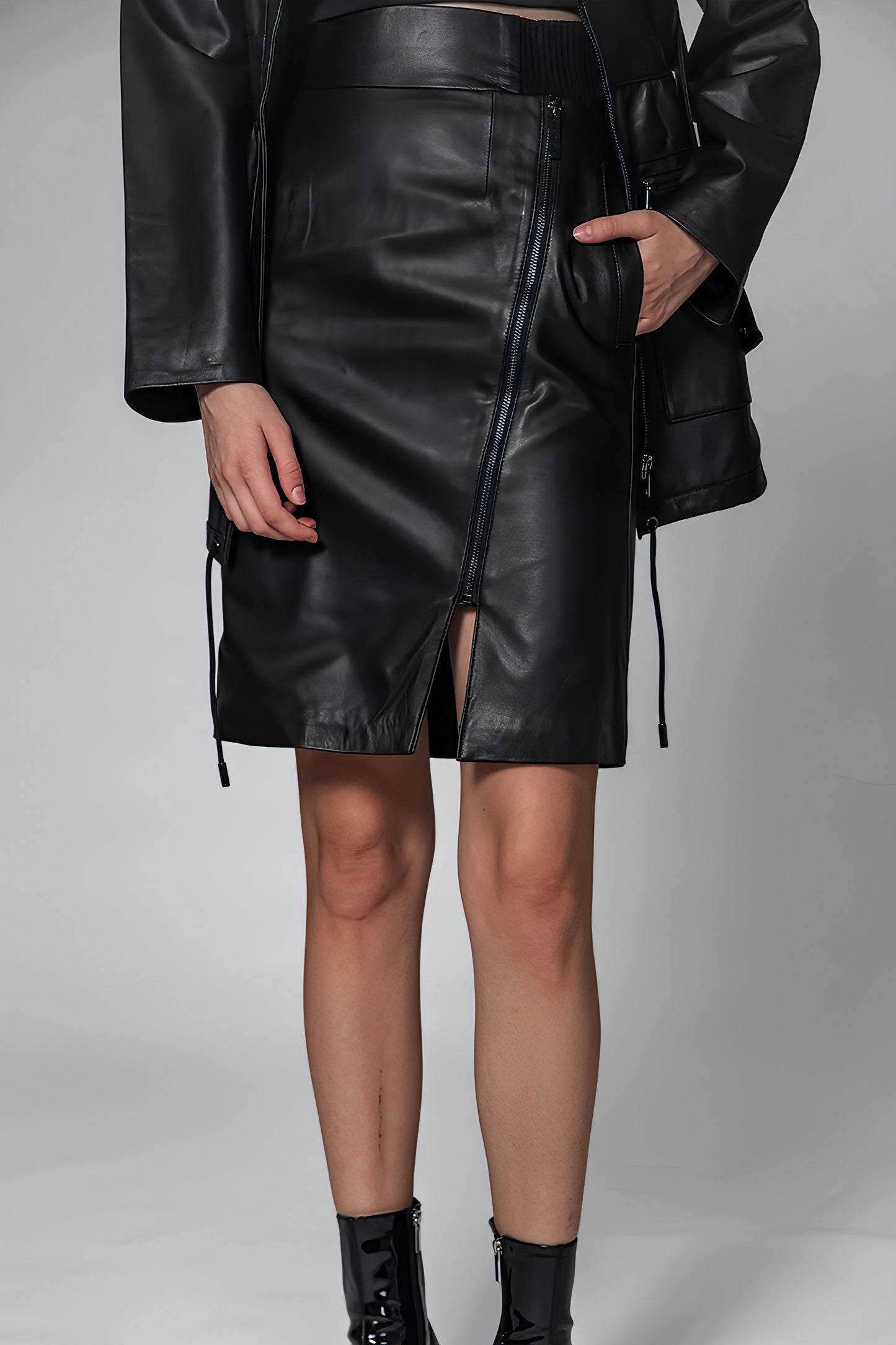 
                  
                    BLACK/BROWN GENUINE LEATHER SLIT MID-LENGTH SKIRT
                  
                
