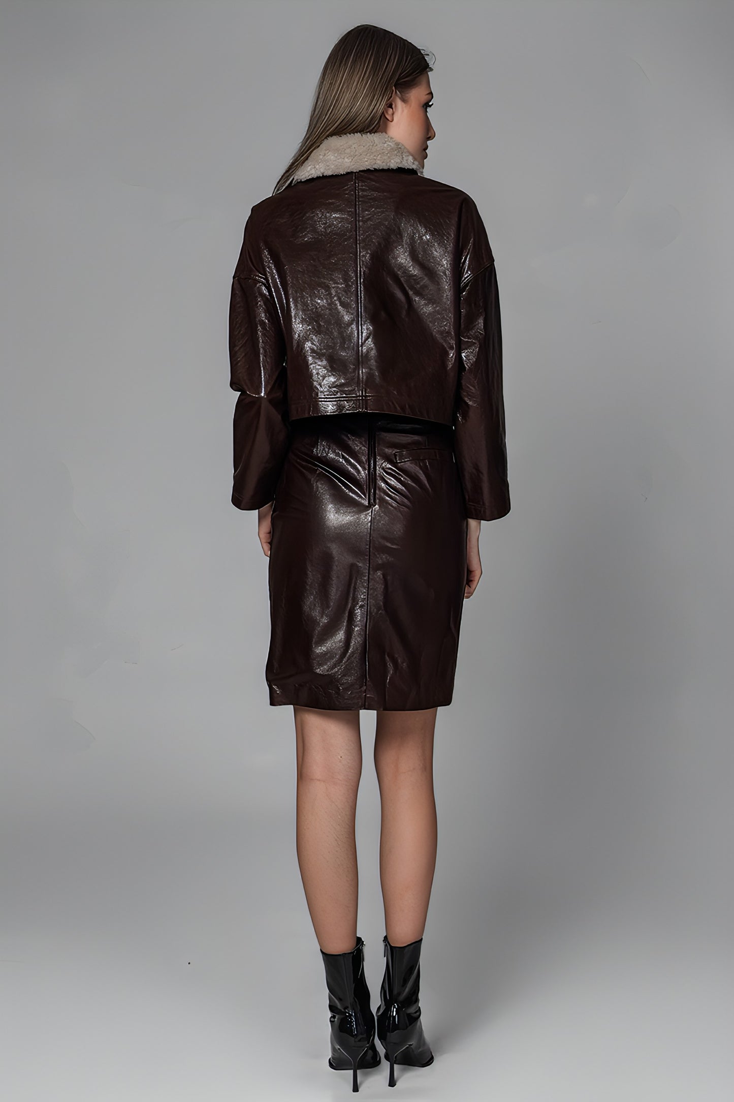
                  
                    BLACK/BROWN GENUINE LEATHER FUR-COLLAR CROPPED JACKET
                  
                