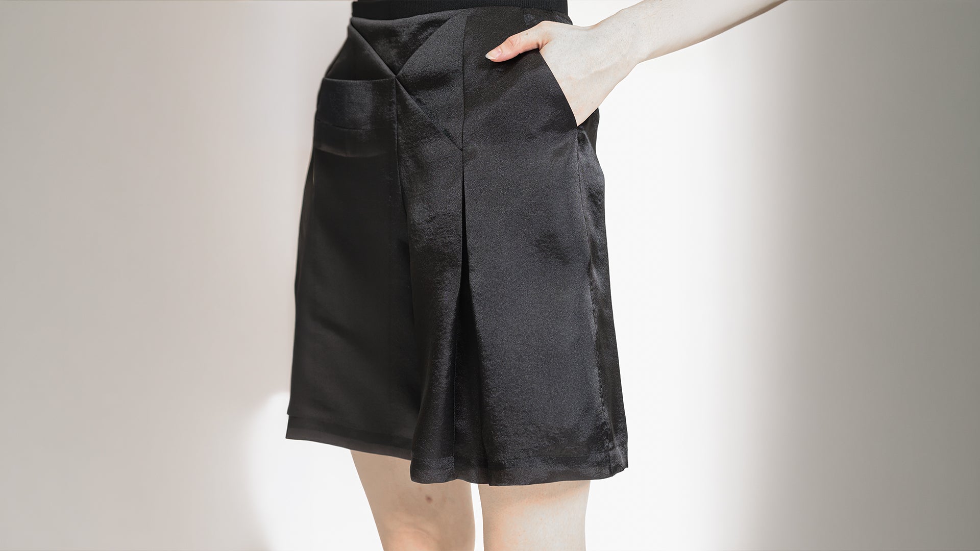WHITE PLEATED WIDE-LEG CULOTTES