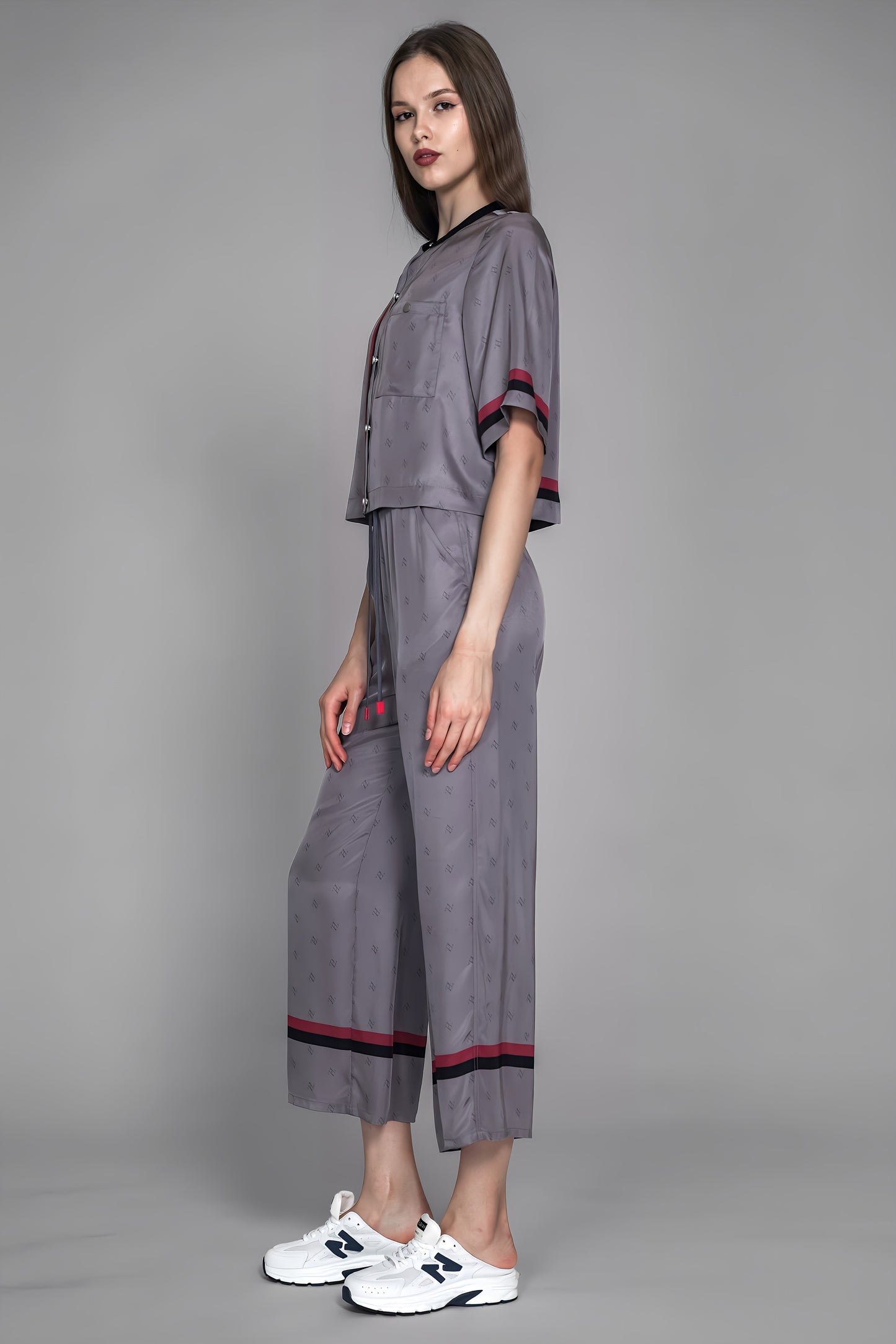 
                  
                    LOTUS GREY/BROWN LOGO PRINT LOOSE LONG PANTS
                  
                