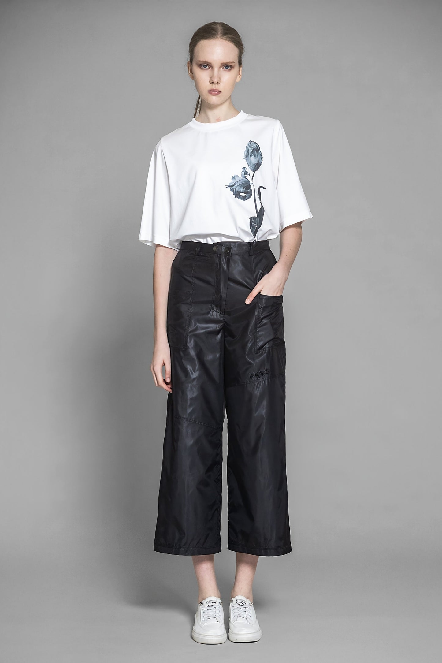 
                  
                    WHITE/PINK/BLACK FLORAL LOGO LONG T-SHIRT
                  
                