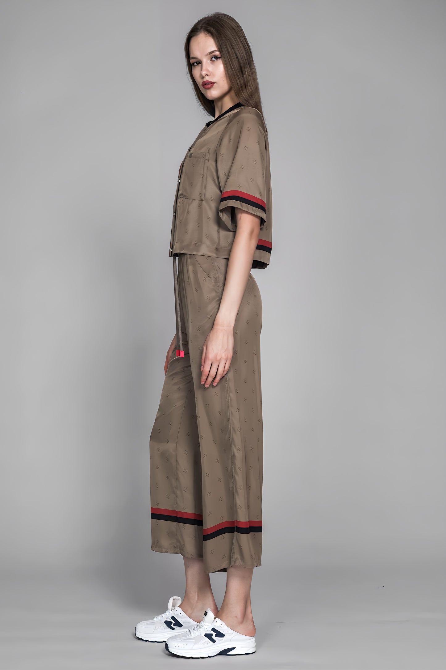 
                  
                    LOTUS GREY/BROWN LOGO PRINT LOOSE LONG PANTS
                  
                