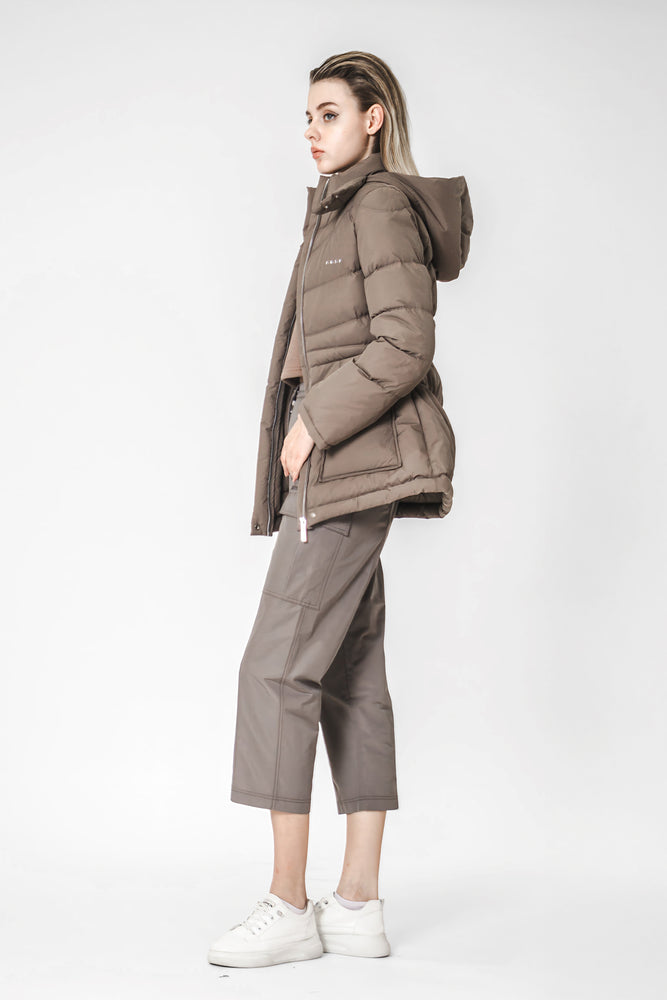 
                  
                    MISTY GRAY-BLUE / CHESTNUT BROWN MID-LENGTH DOWN COAT
                  
                