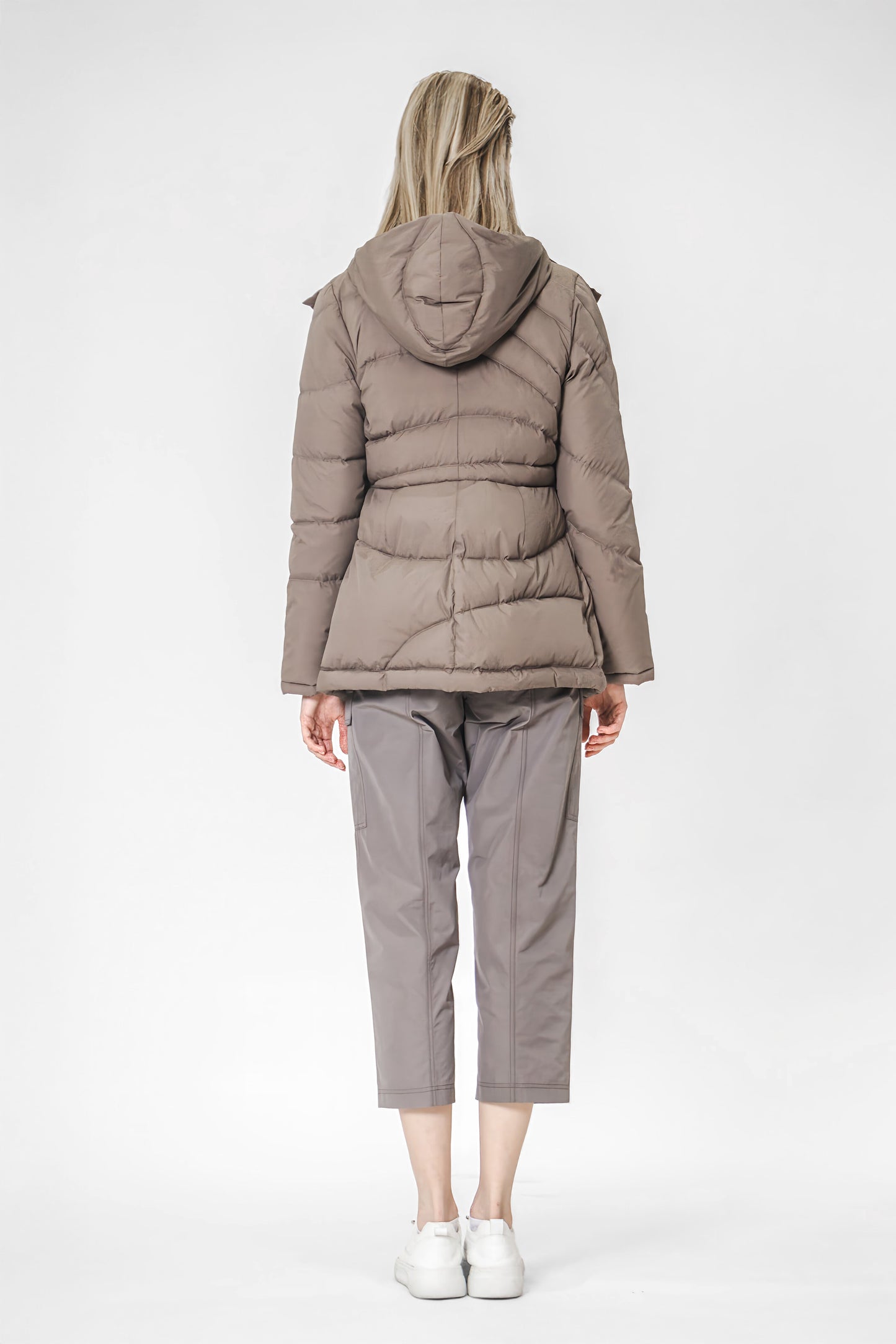 
                  
                    MISTY GRAY-BLUE / CHESTNUT BROWN MID-LENGTH DOWN COAT
                  
                