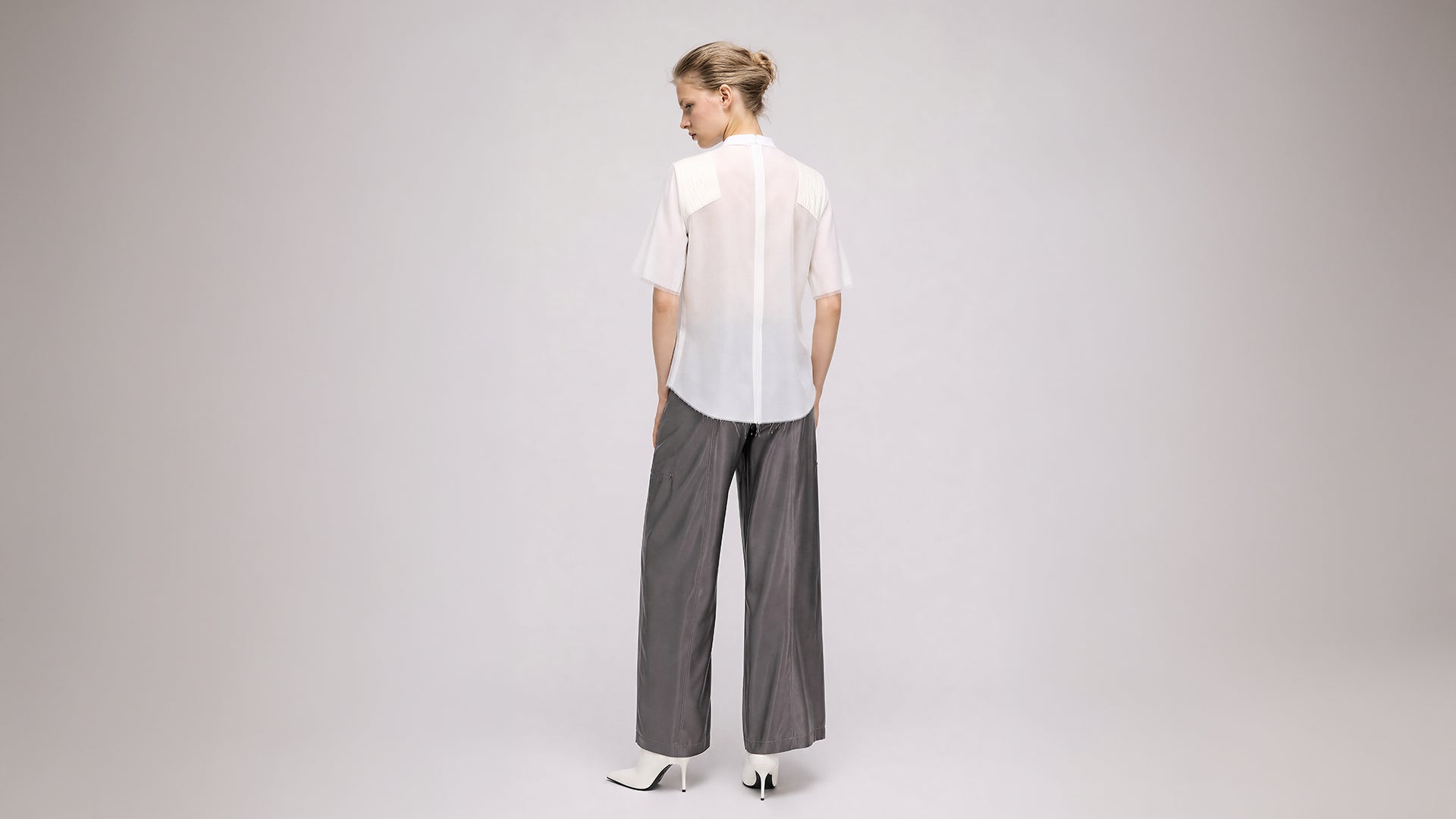 CLOUD WHITE / ULTIMATE BLACK FUTURISTIC MESH CROPPED T-SHIRT