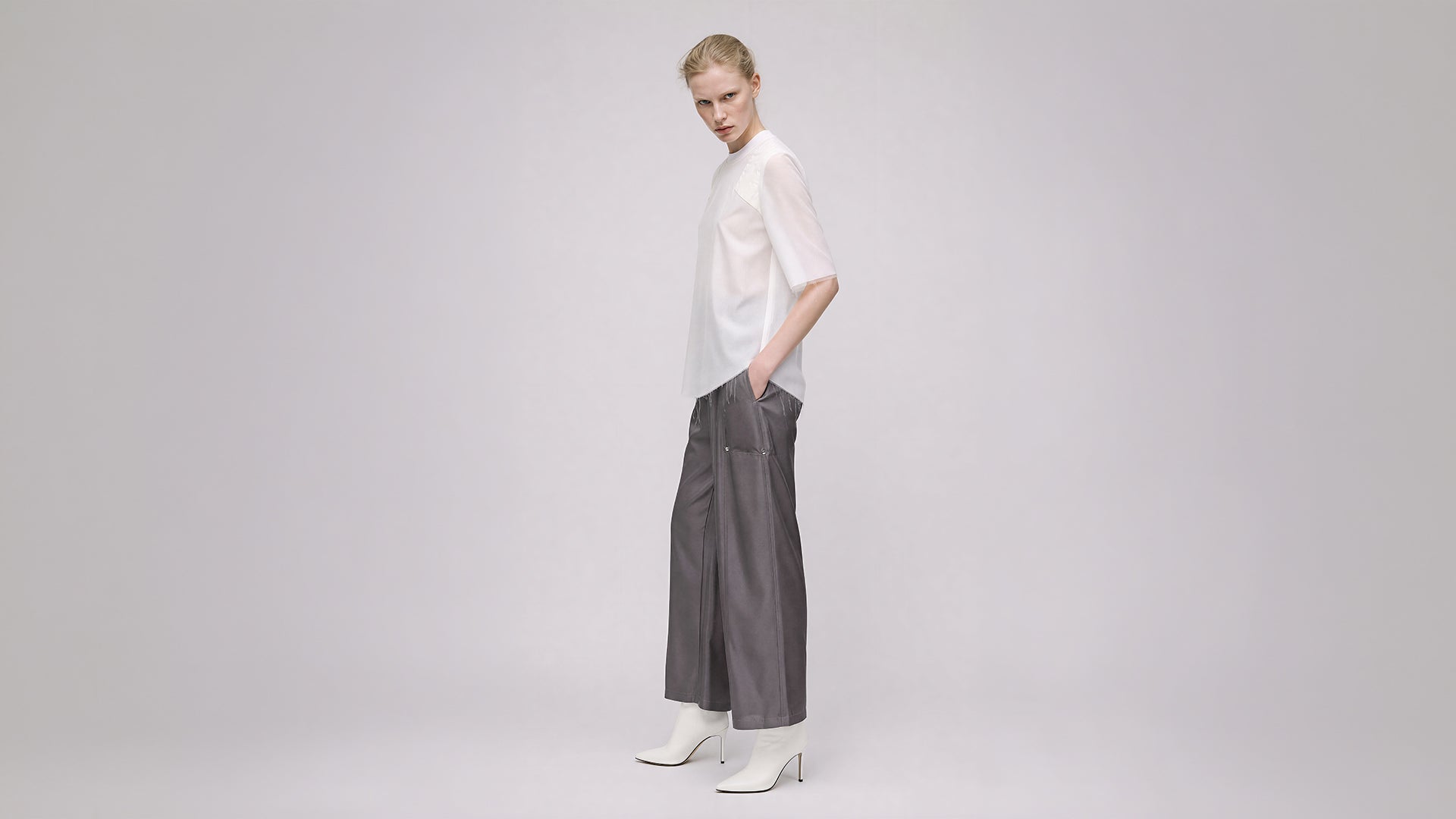 CLOUD WHITE / ULTIMATE BLACK FUTURISTIC MESH CROPPED T-SHIRT