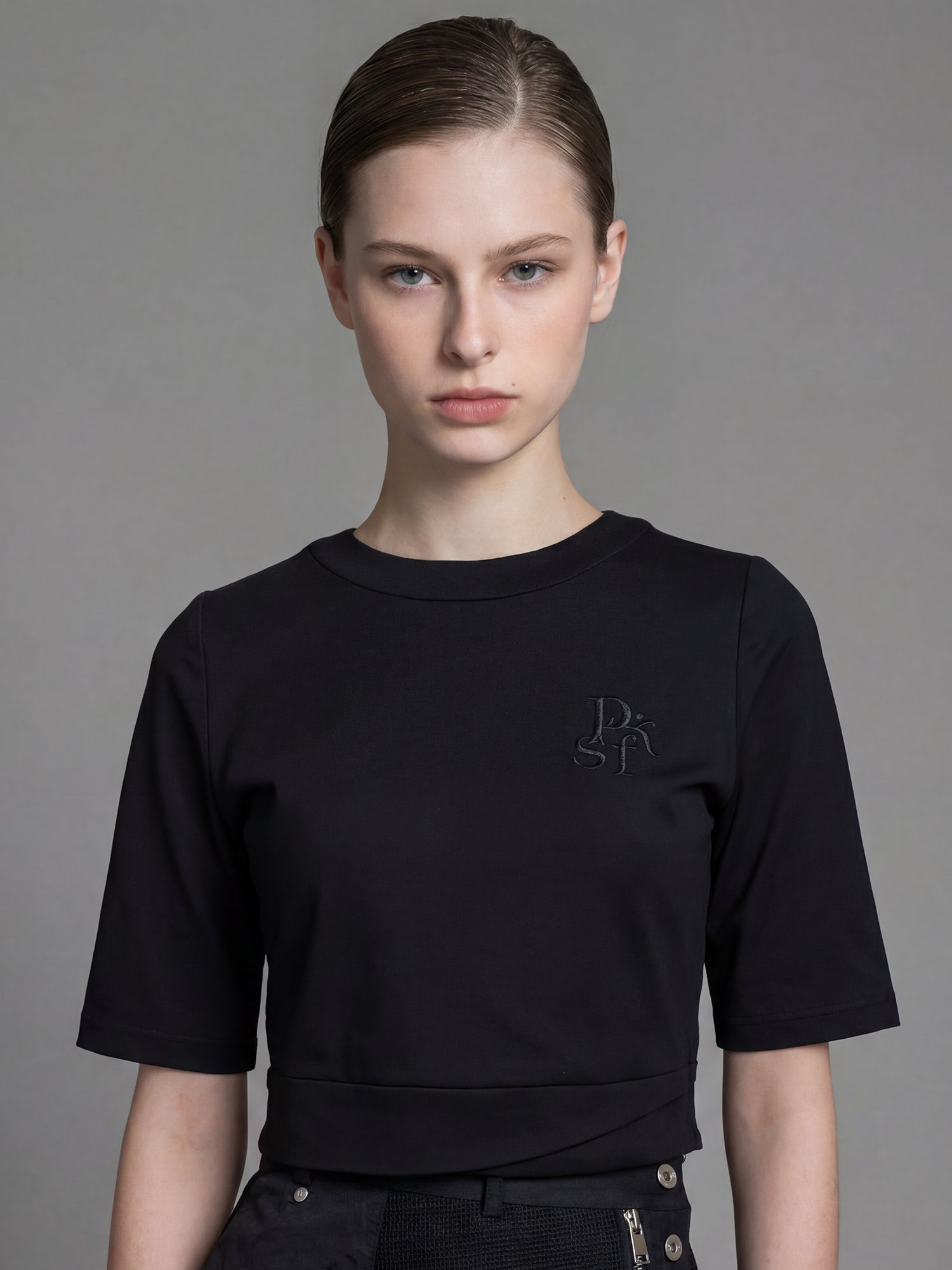 CLASSIC BLACK / STARRY WHITE EMBROIDERED FITTED CROPPED T-SHIRT
