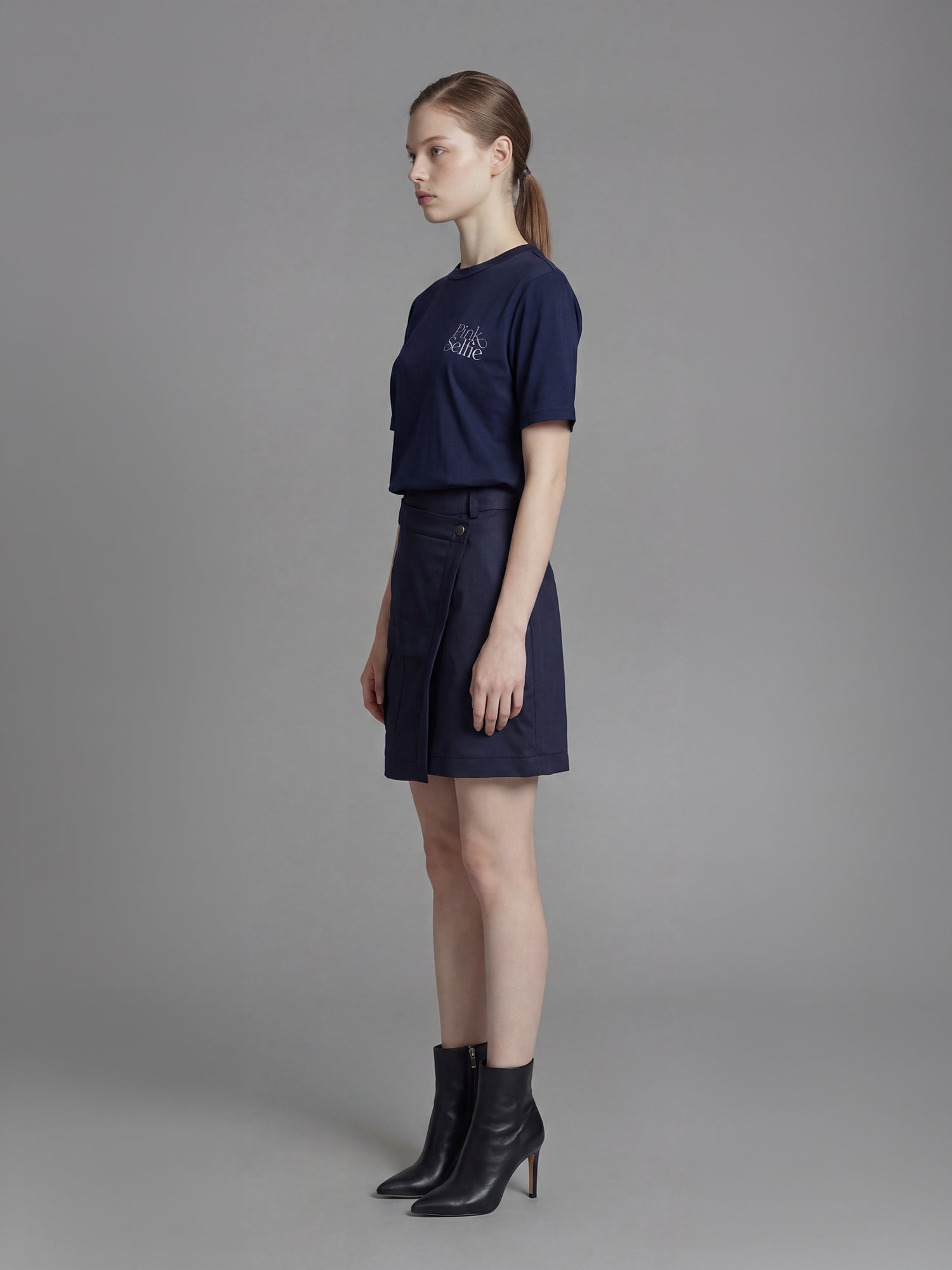 MIDNIGHT BLUE / COOL MIST GREY TYPOGRAPHIC PRINT CROPPED T-SHIRT