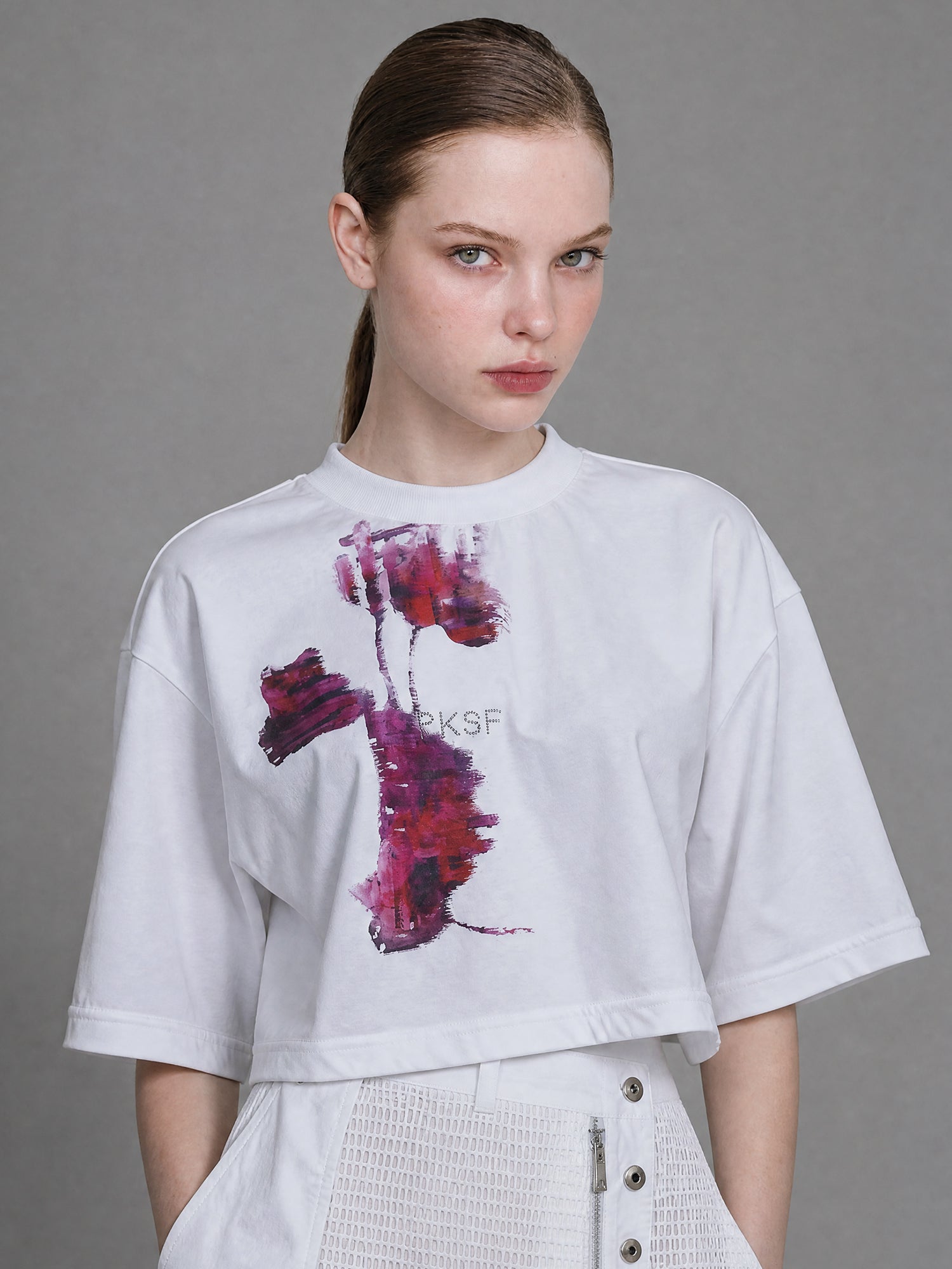 STARRY WHITE CROPPED GRADIENT PRINT T-SHIRT