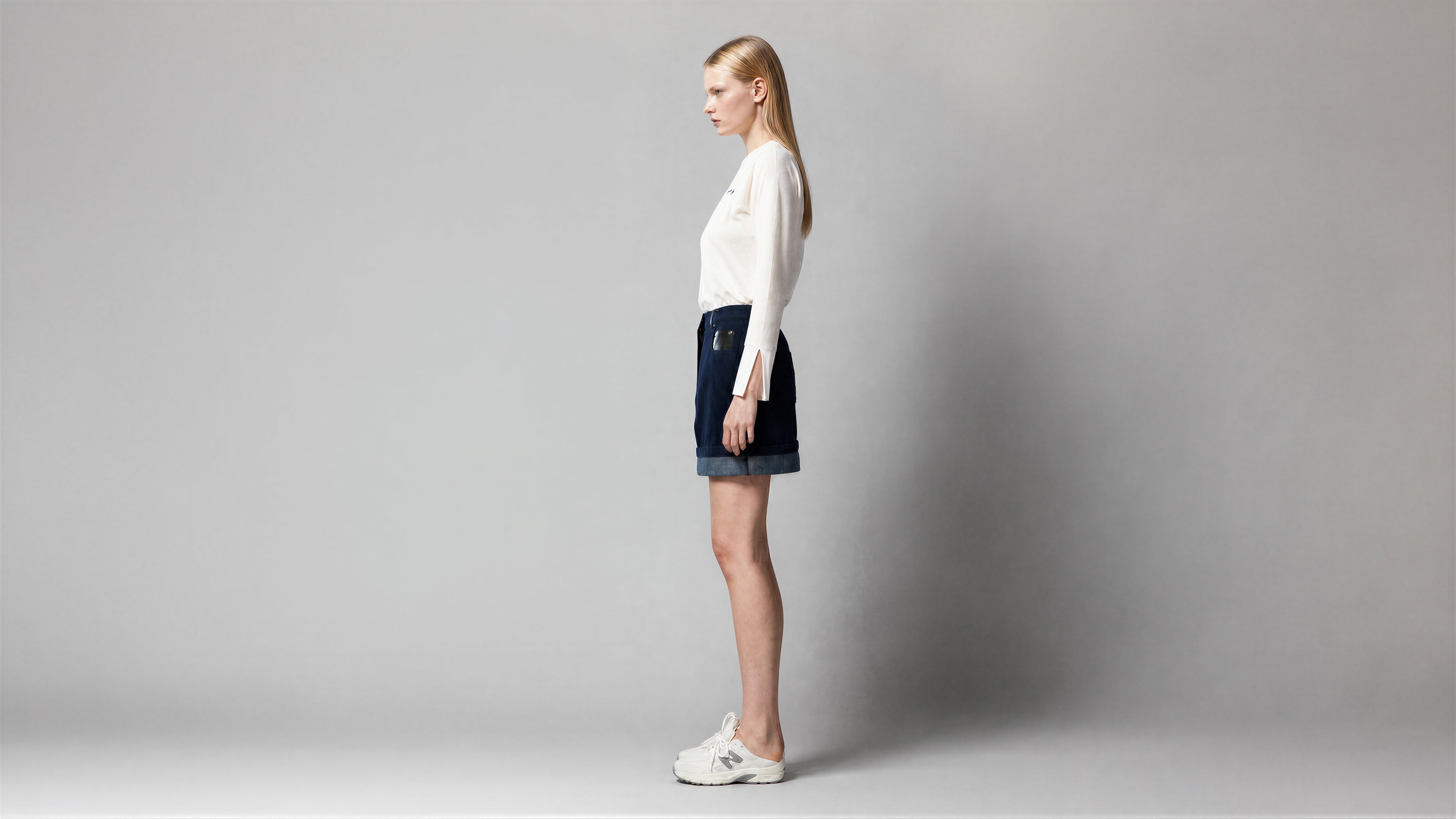 DEEP INDIGO / SOFT SMOKY BLUE-BLACK SLIM DENIM MINI SKIRT