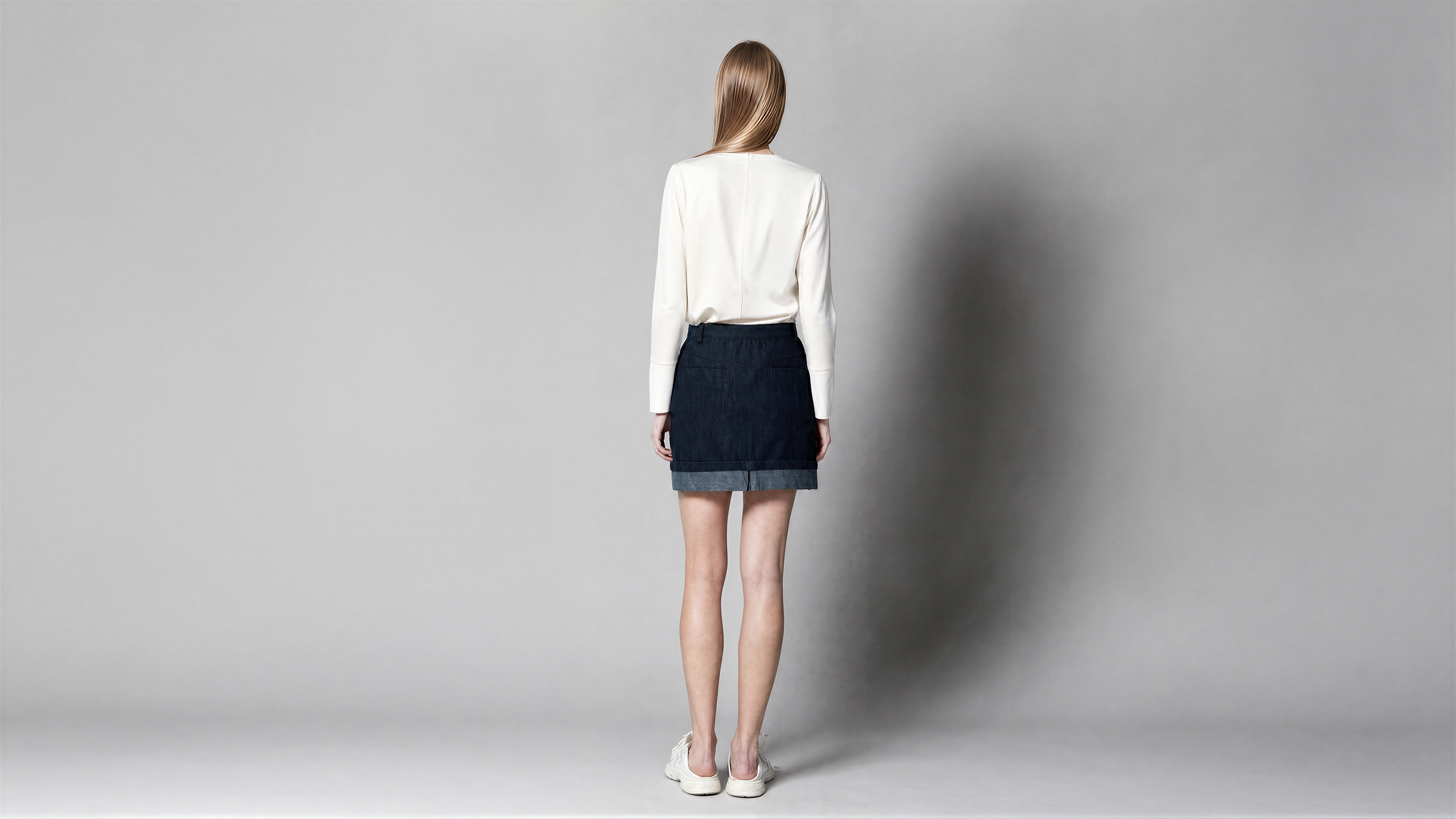 DEEP INDIGO / SOFT SMOKY BLUE-BLACK SLIM DENIM MINI SKIRT