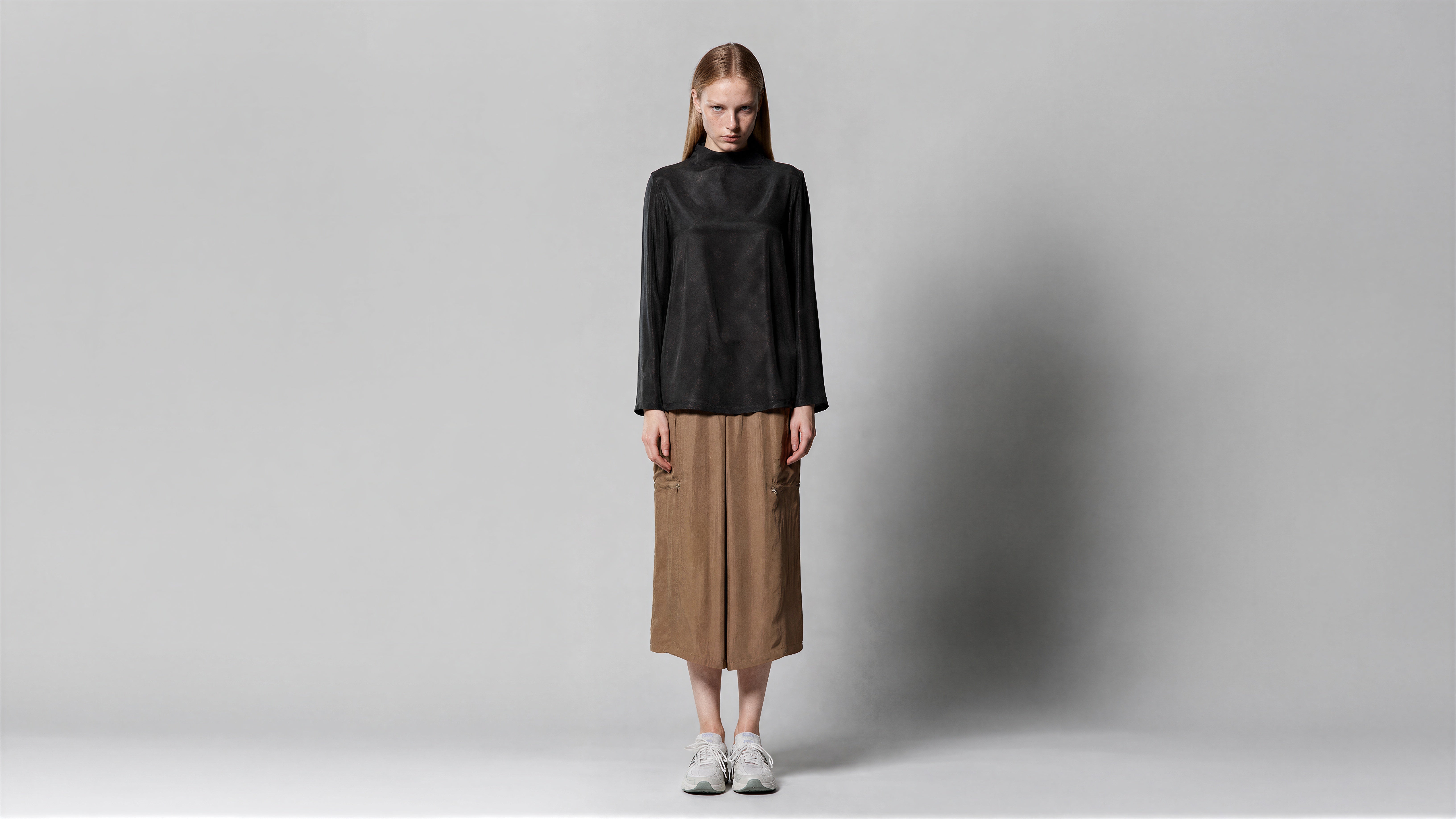 MIDNIGHT BLACK / AMBER BROWN / COOL SMOKE GREY FUTURISTIC PRINTED SATIN LONG-SLEEVE T-SHIRT