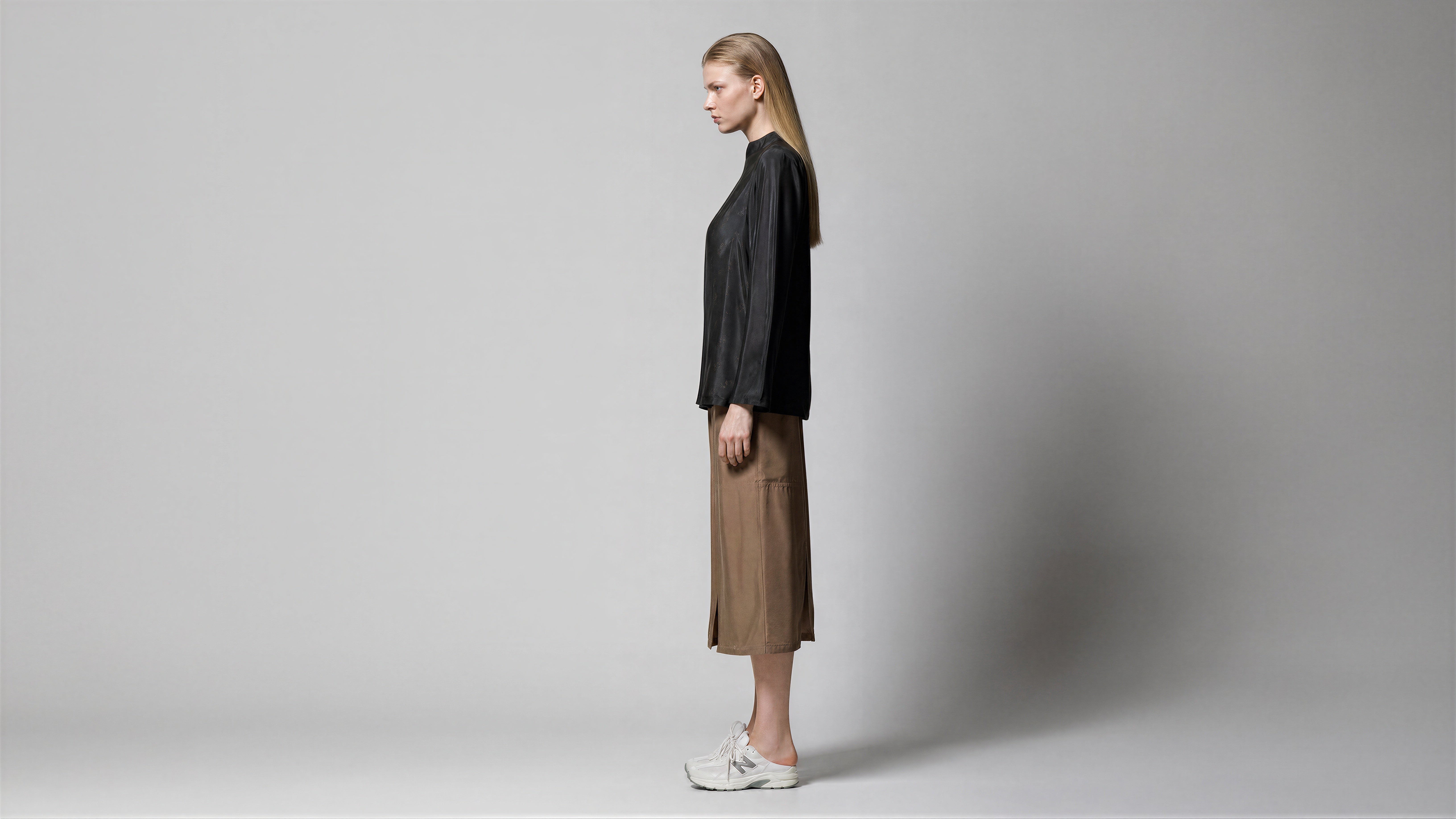 MIDNIGHT BLACK / AMBER BROWN / COOL SMOKE GREY FUTURISTIC PRINTED SATIN LONG-SLEEVE T-SHIRT