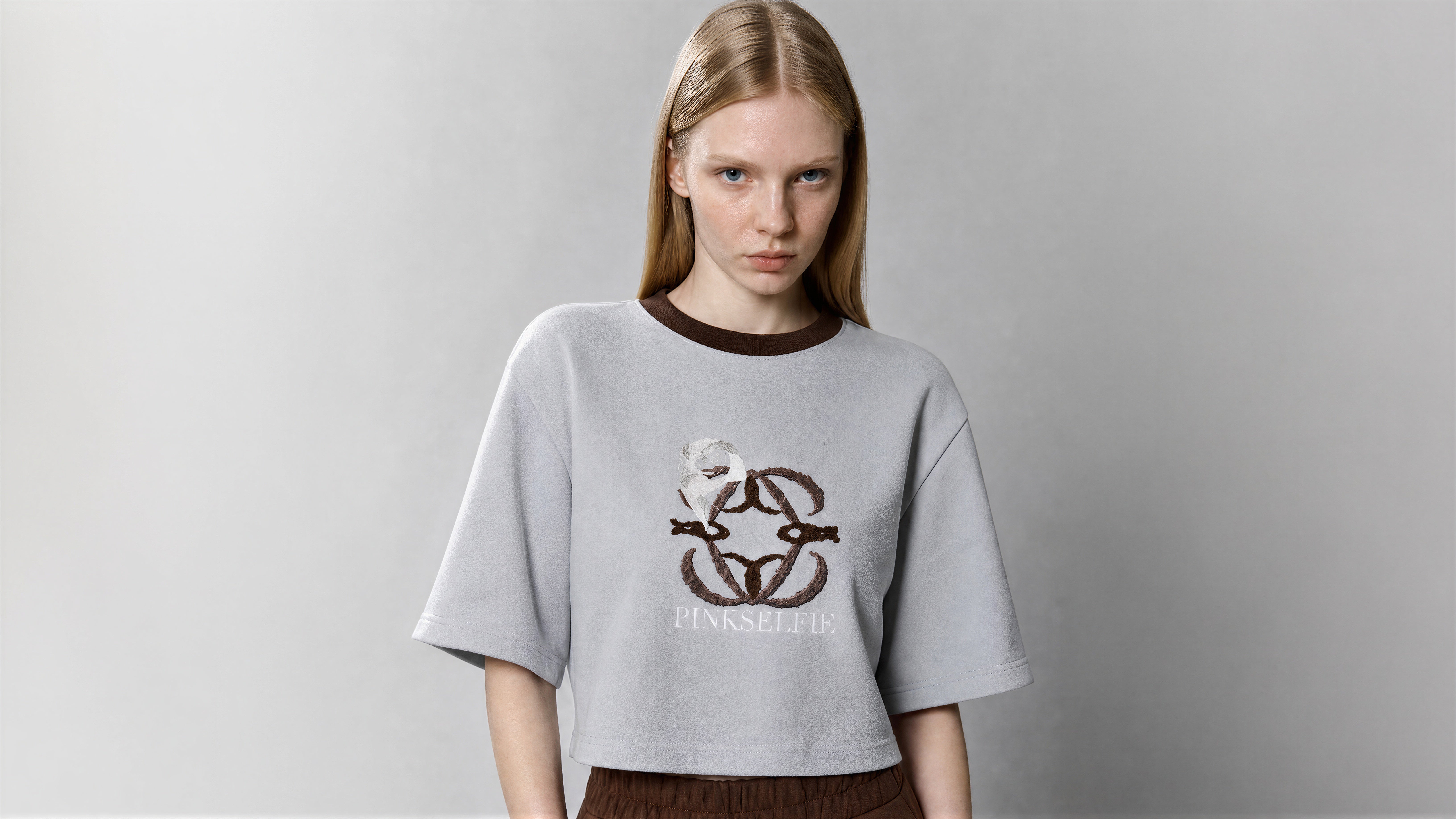 COOL MIST GREY / COOL GREY BLUE CROPPED SHORT-SLEEVE TOP