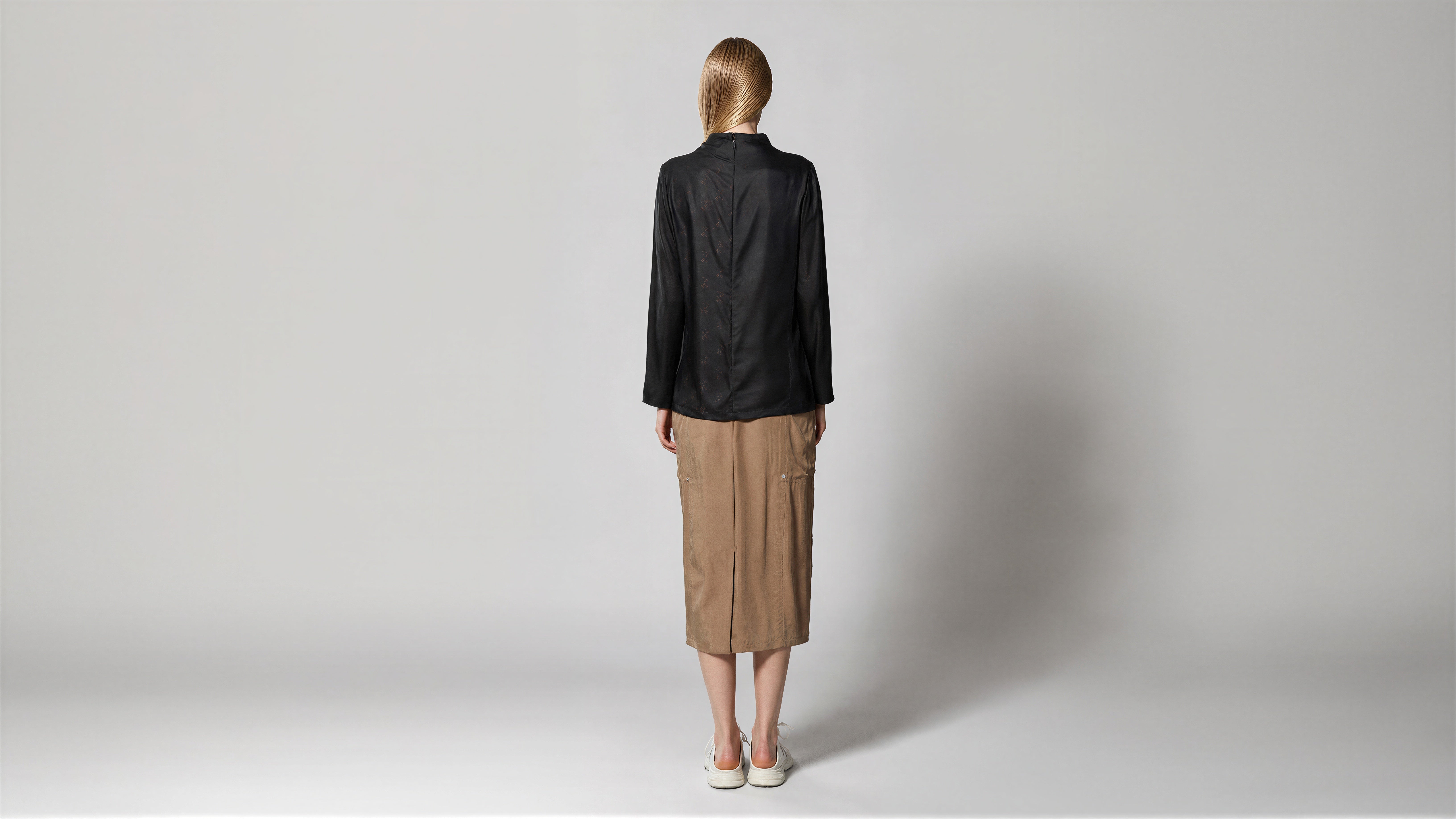 MIDNIGHT BLACK / AMBER BROWN / COOL SMOKE GREY FUTURISTIC PRINTED SATIN LONG-SLEEVE T-SHIRT
