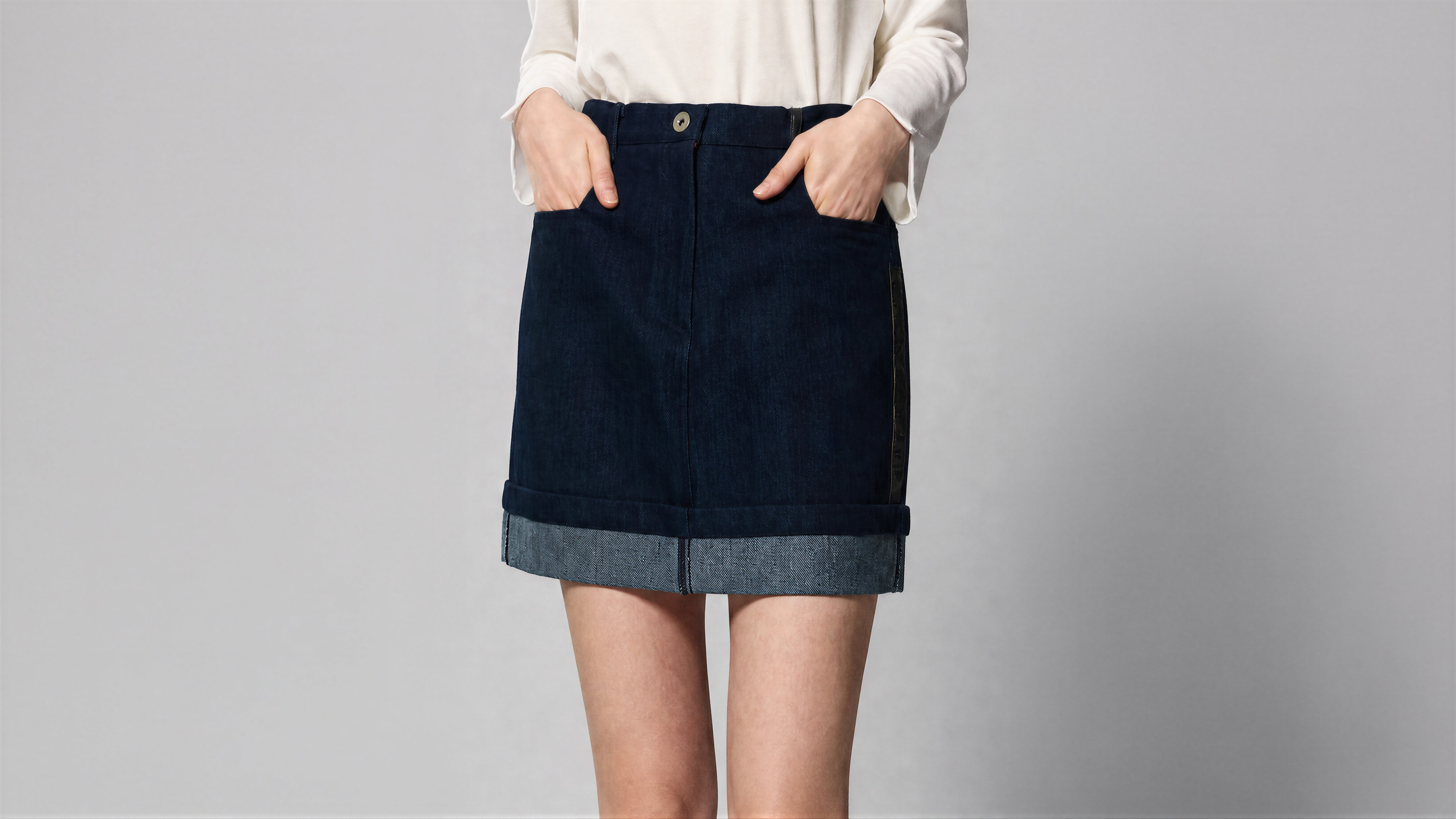 DEEP INDIGO / SOFT SMOKY BLUE-BLACK SLIM DENIM MINI SKIRT