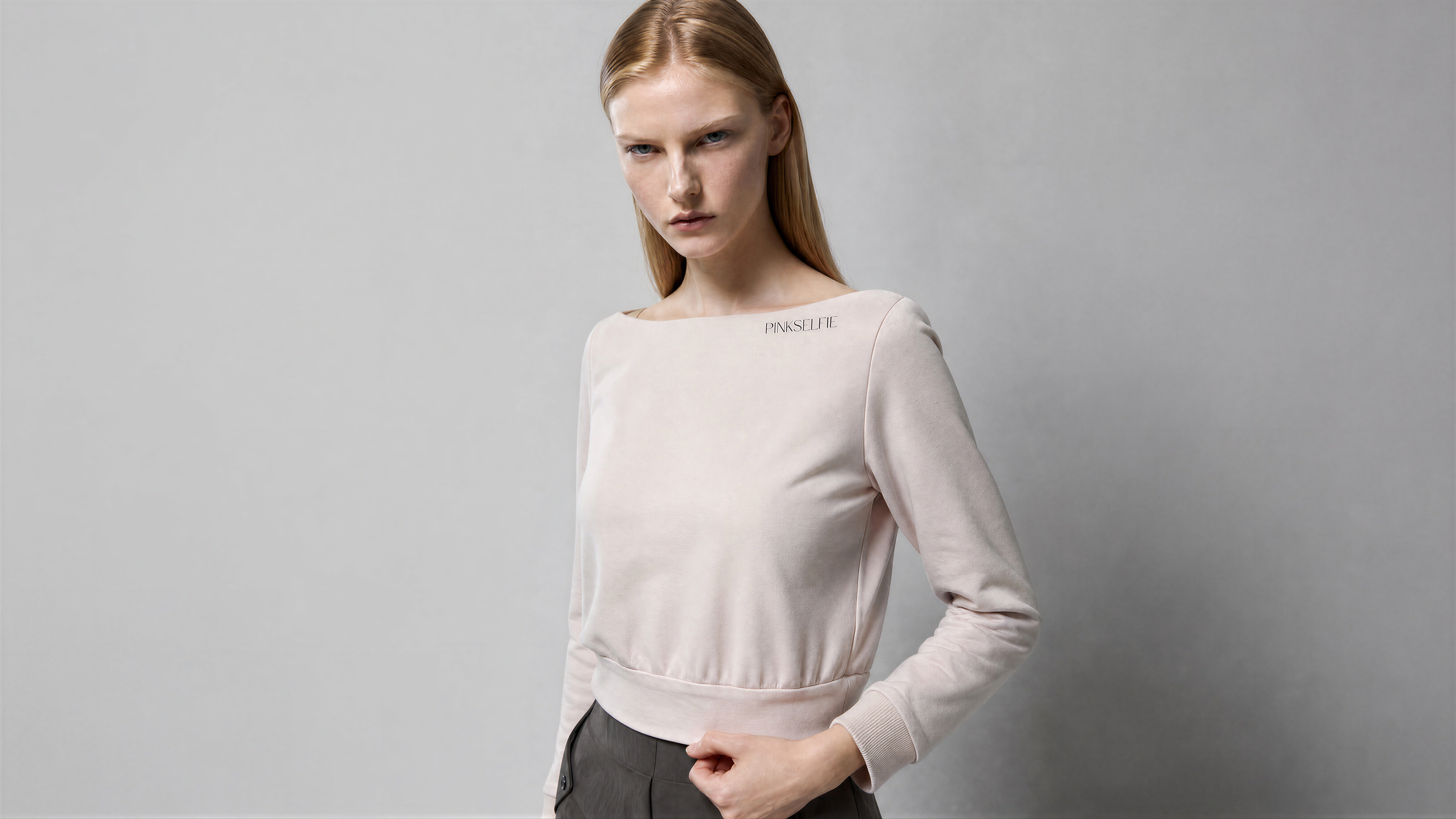 SOFT ALMOND PINK / SOFT ALMOND BROWN OFF-SHOULDER TOP
