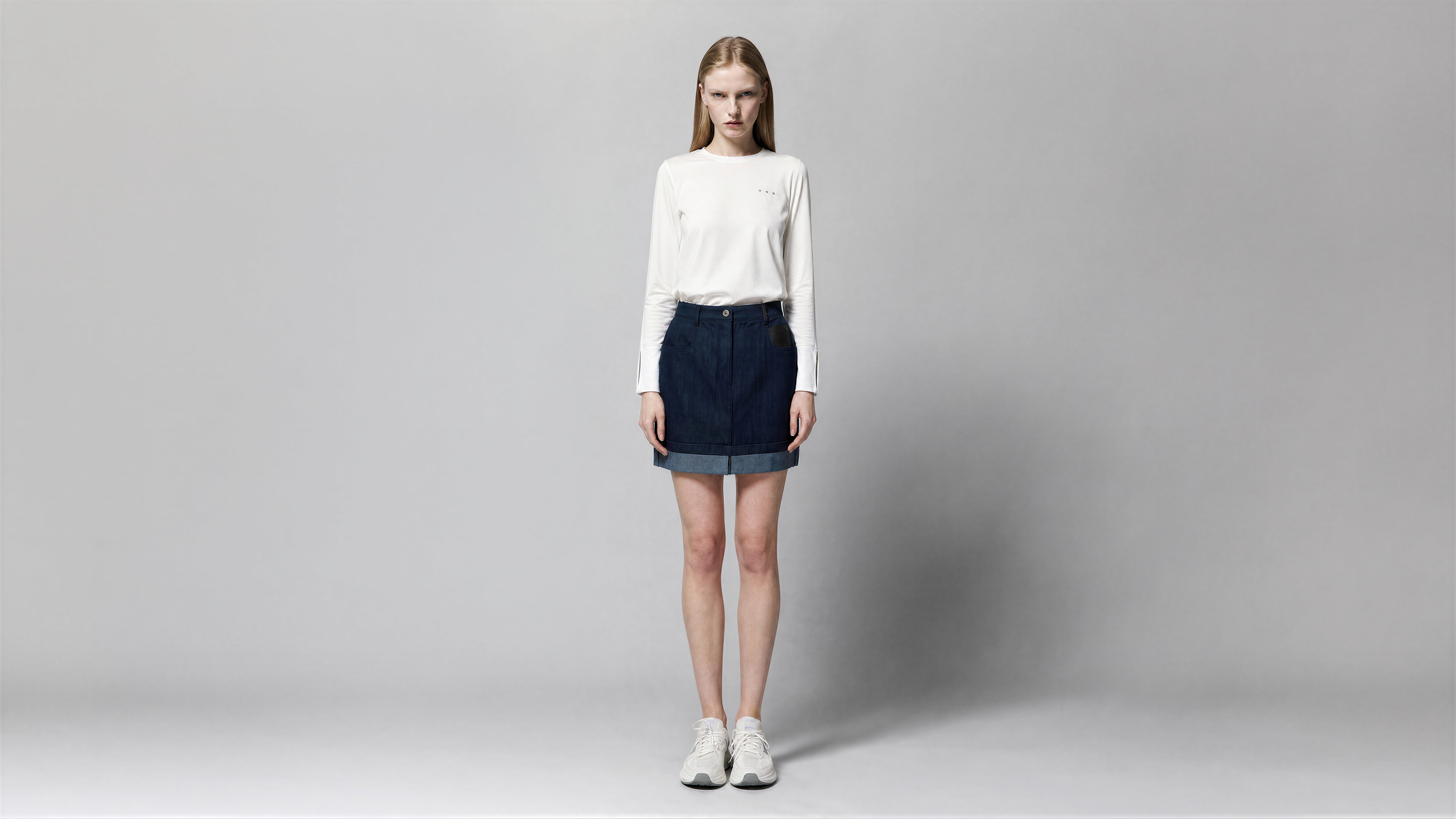 DEEP INDIGO / SOFT SMOKY BLUE-BLACK SLIM DENIM MINI SKIRT