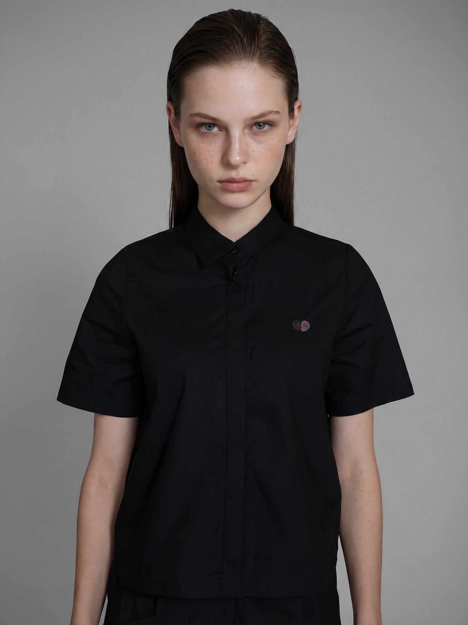 CLASSIC BLACK / STARRY WHITE CROPPED SHORT-SLEEVE SHIRT