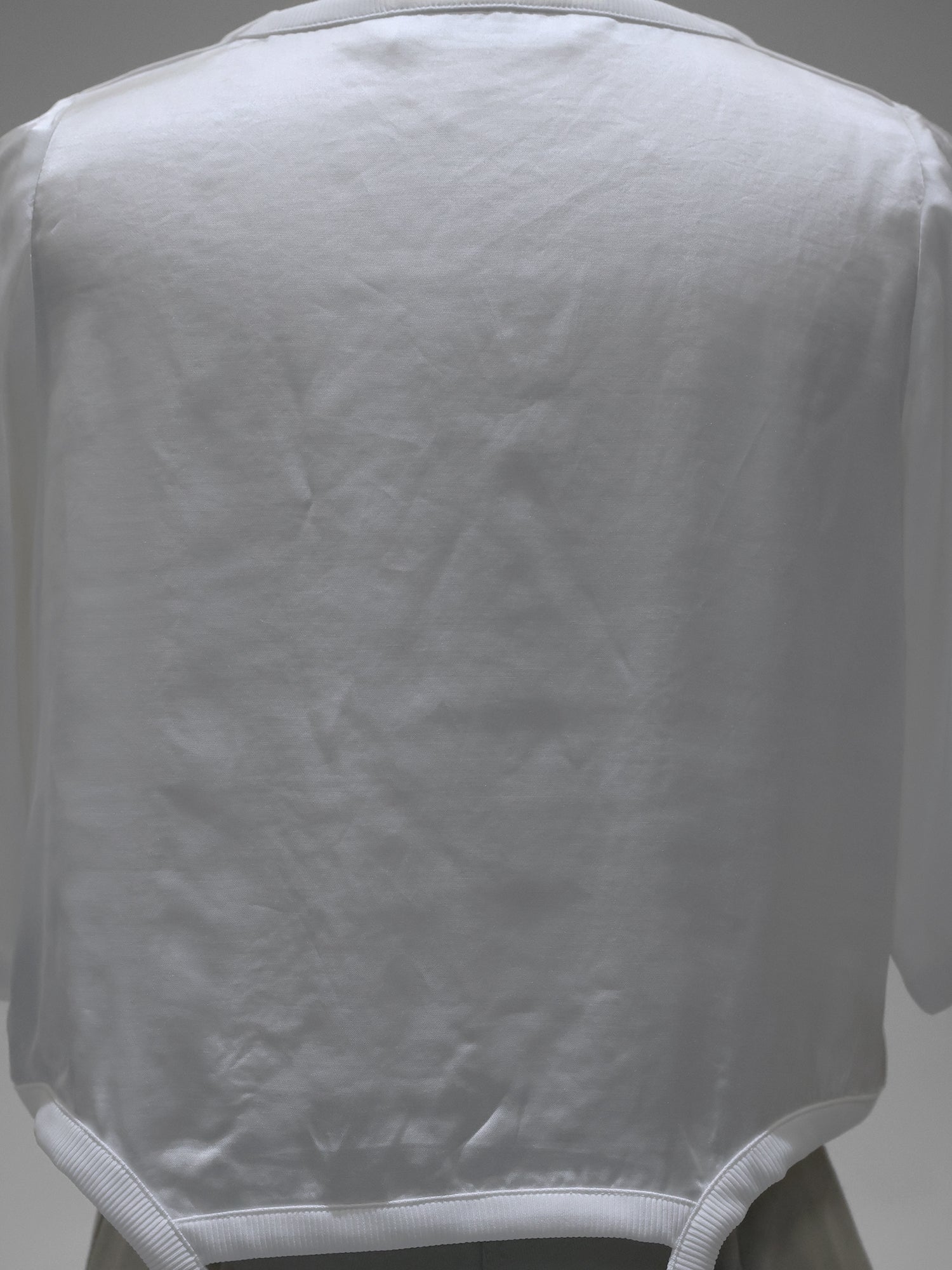 CLASSIC BLACK / STARRY WHITE SATIN BUTTERFLY PRINT CROPPED T-SHIRT