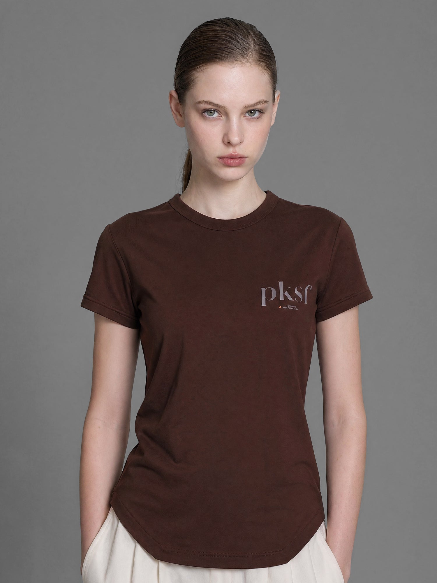 CLASSIC BLACK / WARM TAUPE FITTED LOGO PRINT T-SHIRT