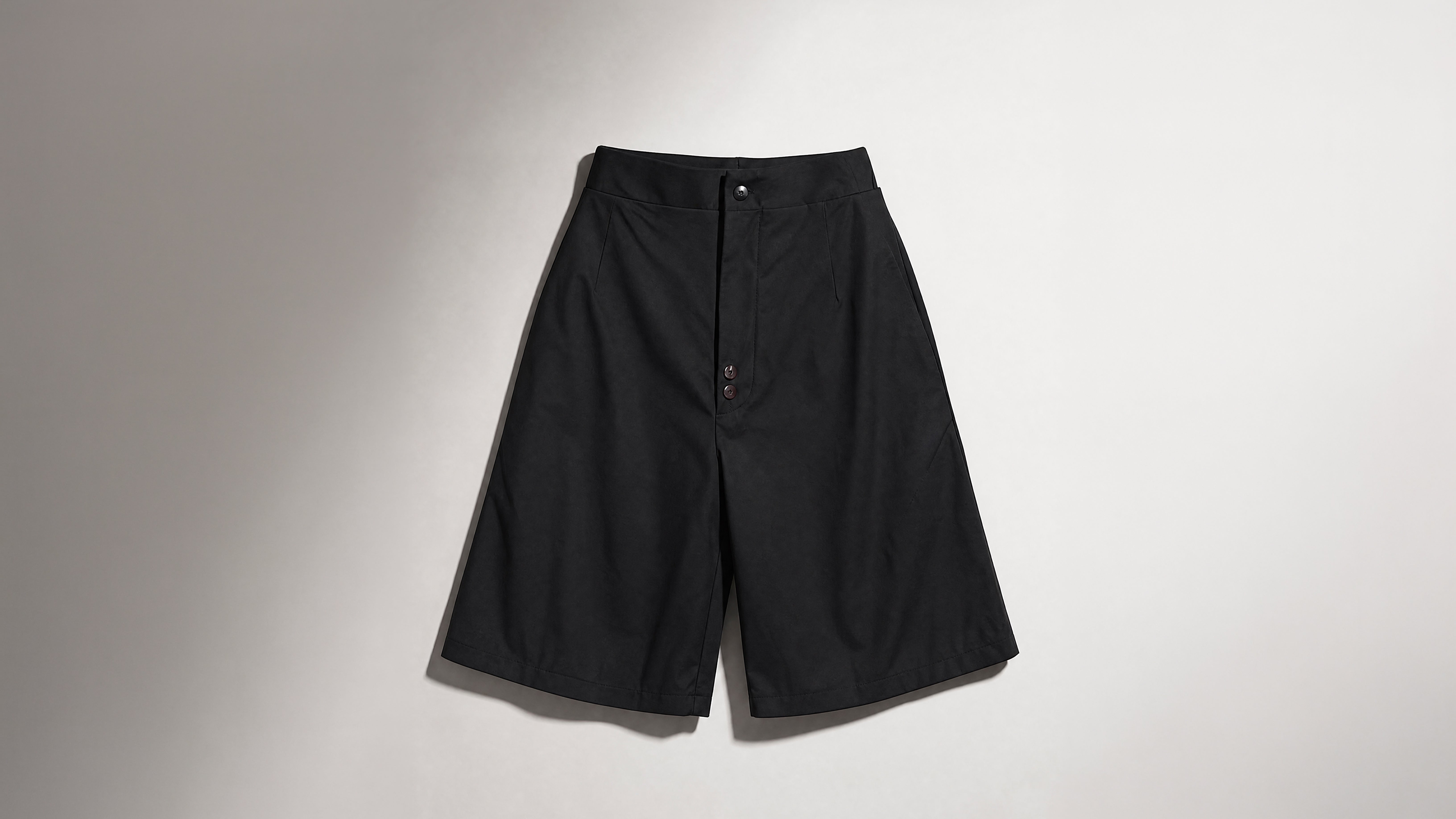 CLOUD WHITE / STARLIGHT BLACK A-LINE CASUAL TRENCH SHORTS