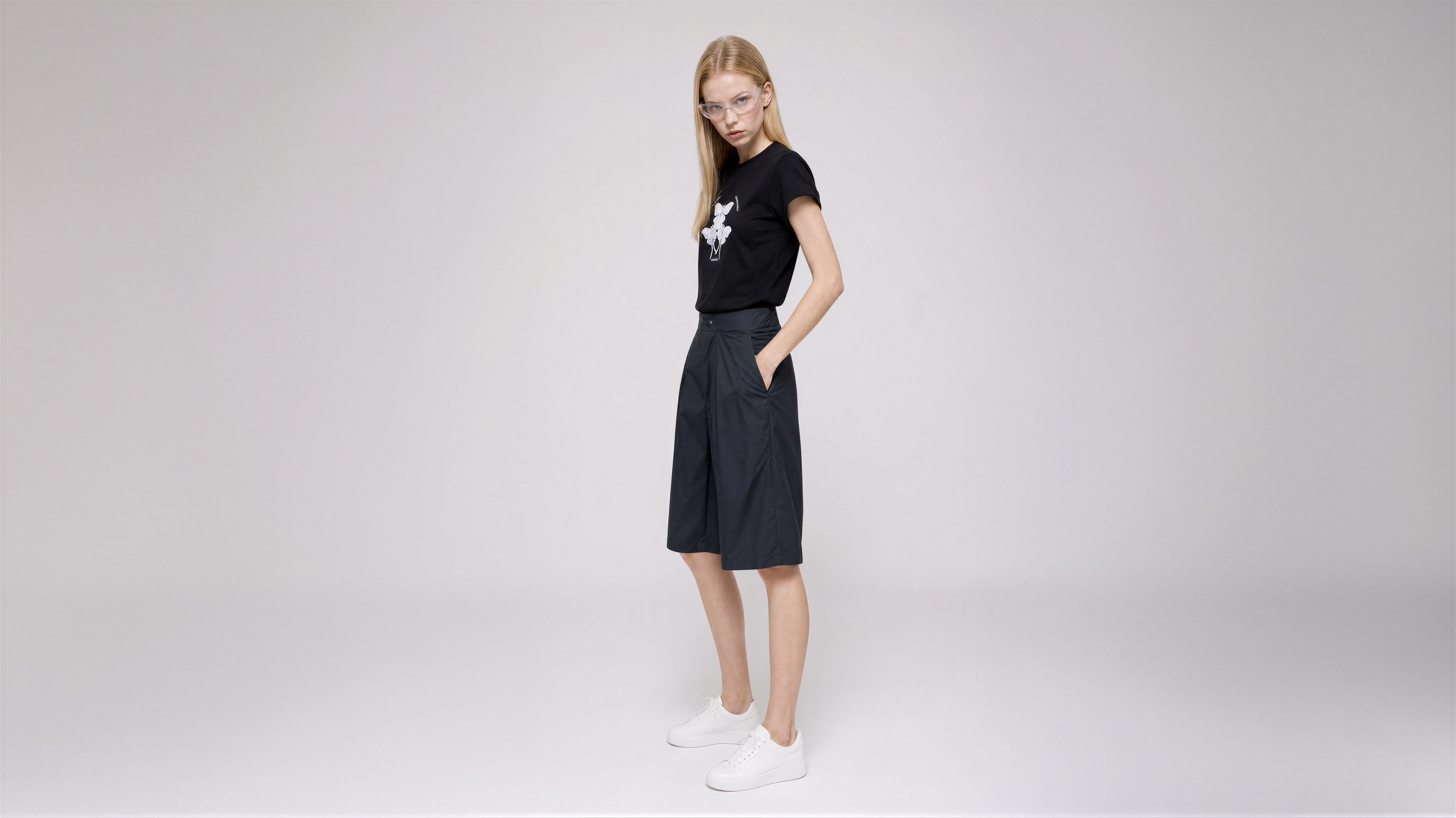 CLOUD WHITE / STARLIGHT BLACK A-LINE CASUAL TRENCH SHORTS