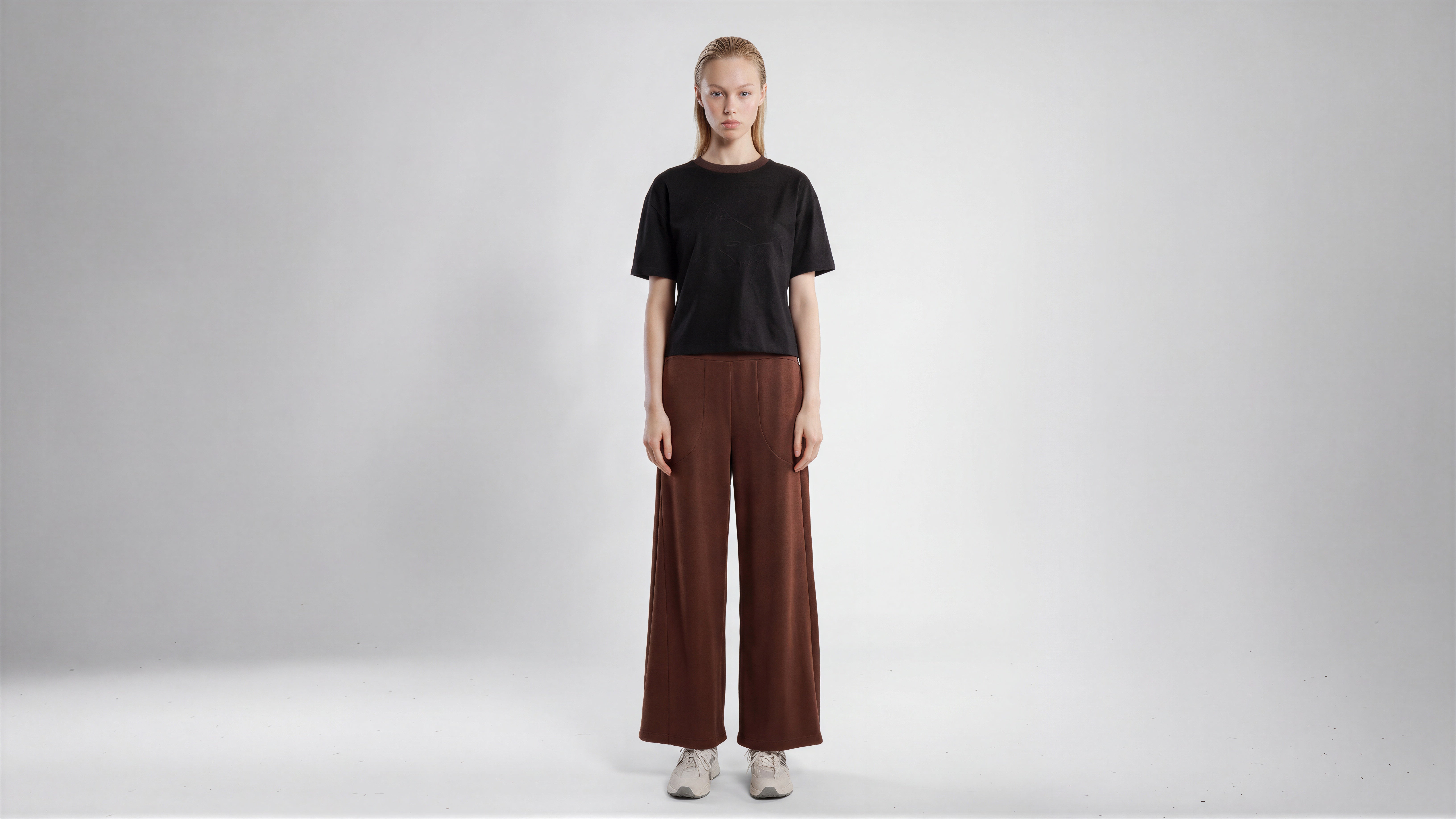 <tc>經典黑/ 星光白 網紗短版T</tc>