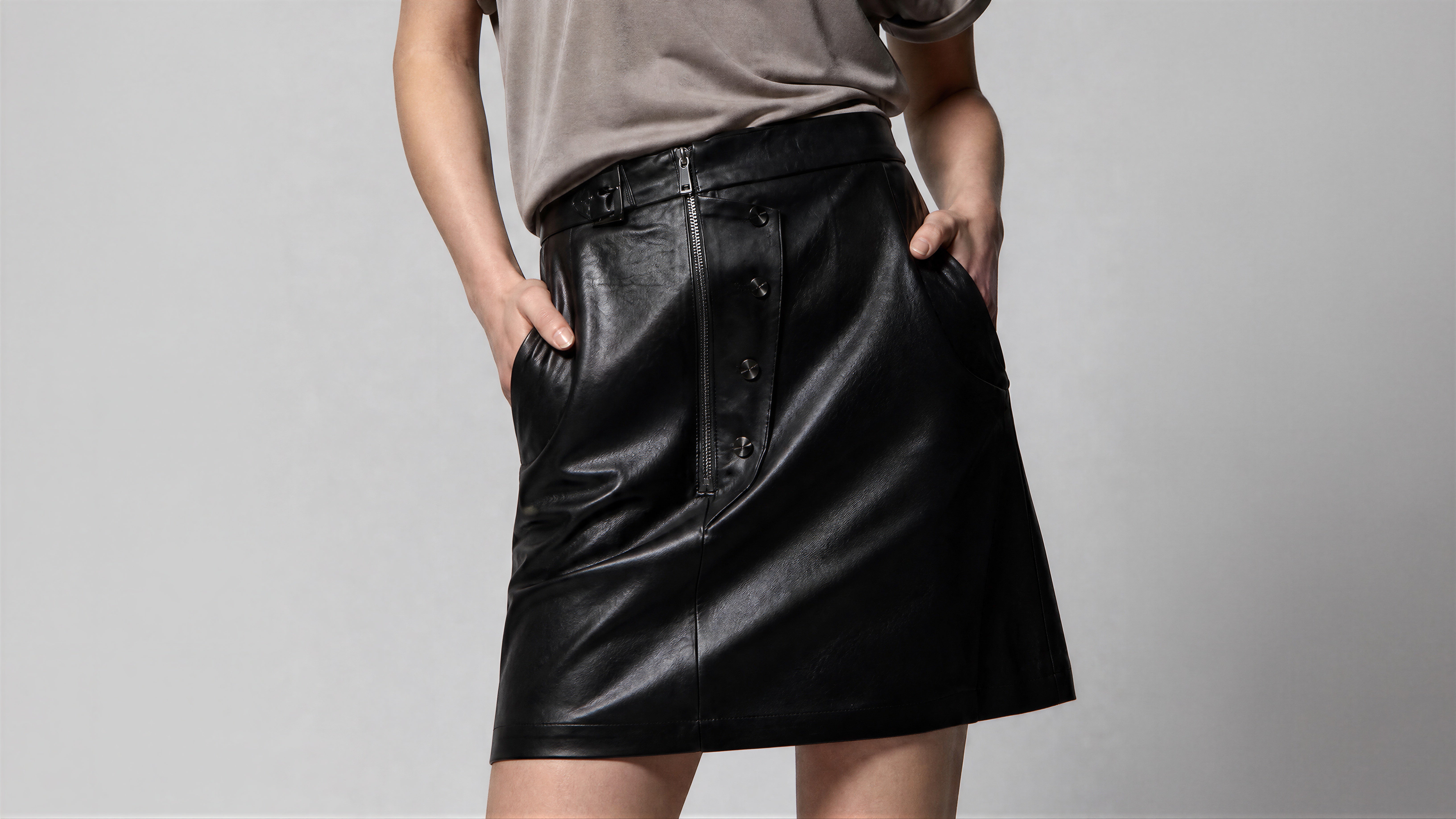 <tc>經典黑 未來感紗典短裙</tc>