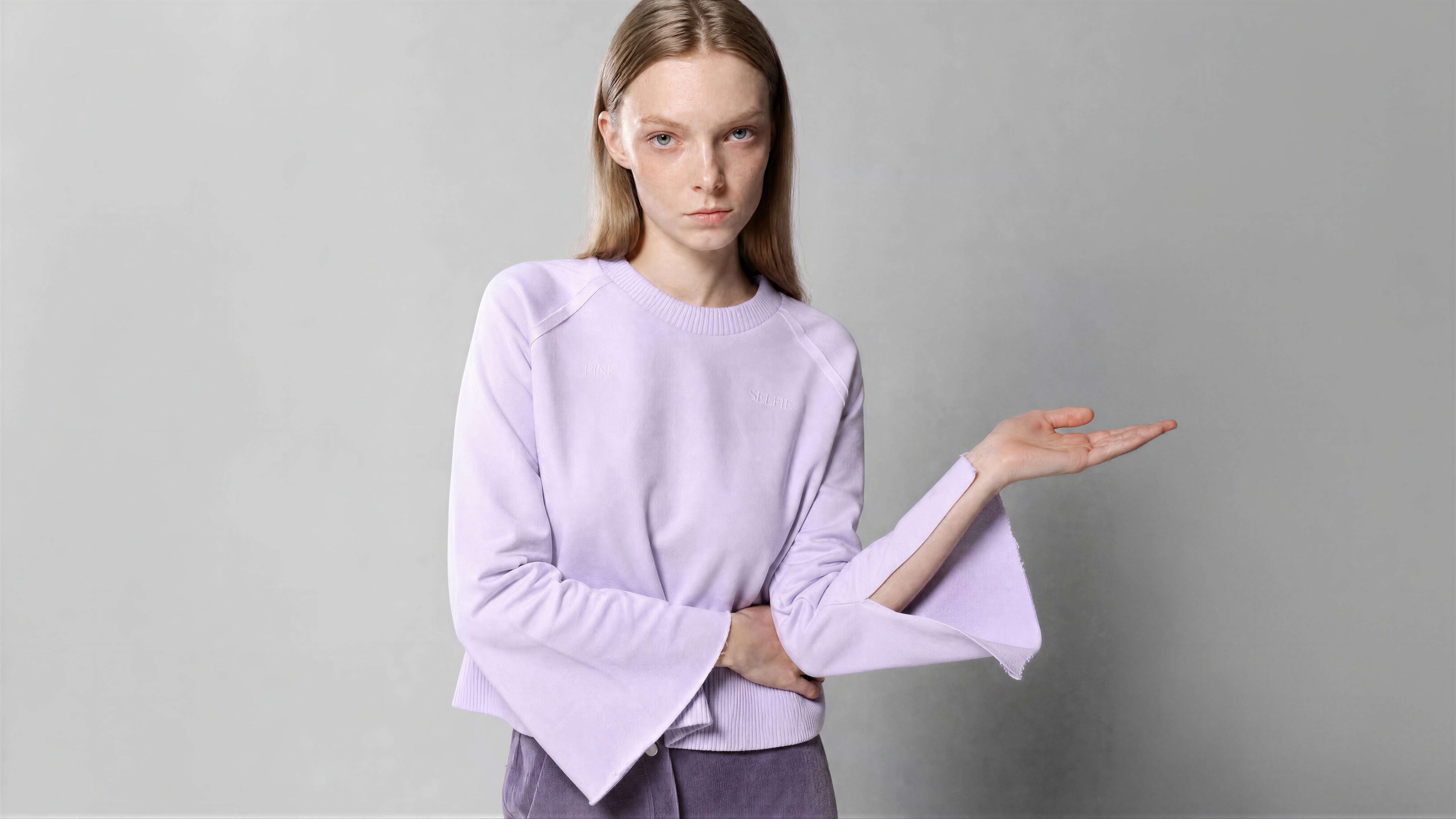 LAVENDER MIST / MIDNIGHT BLUE CROPPED LONG-SLEEVE OVERSIZED SWEATSHIRT