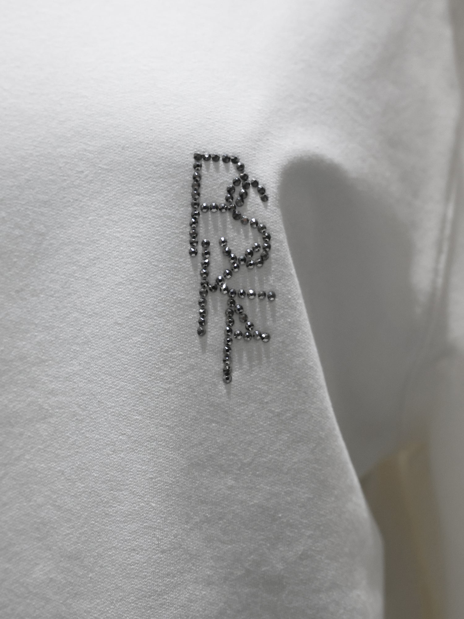 CLASSIC BLACK / STARRY WHITE CREW NECK PRINT ASYMMETRIC HEM TOP