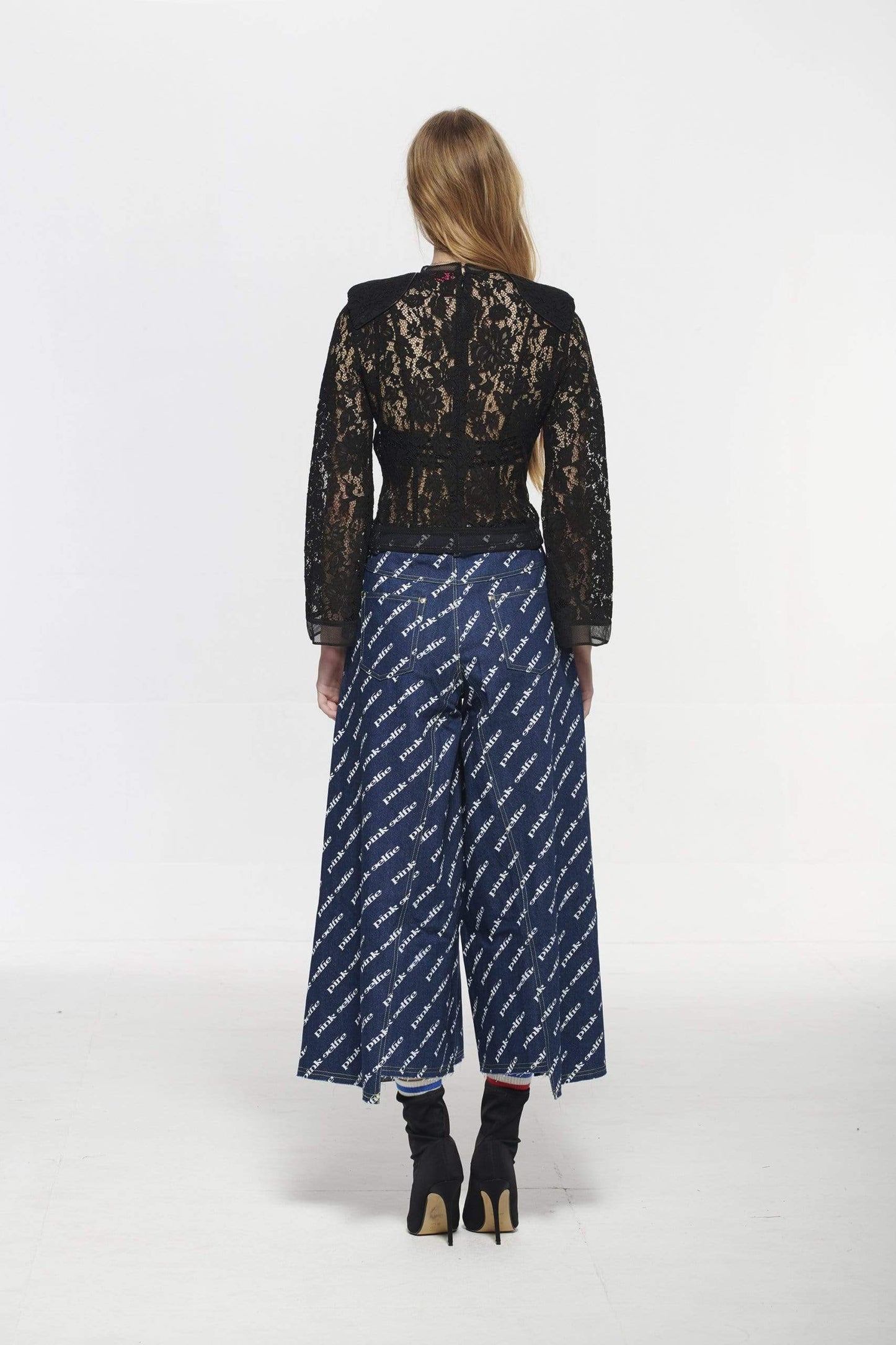 
                  
                    Pinkselfie  TOP 黑/白/紫色Lace喇叭袖上衣
                  
                